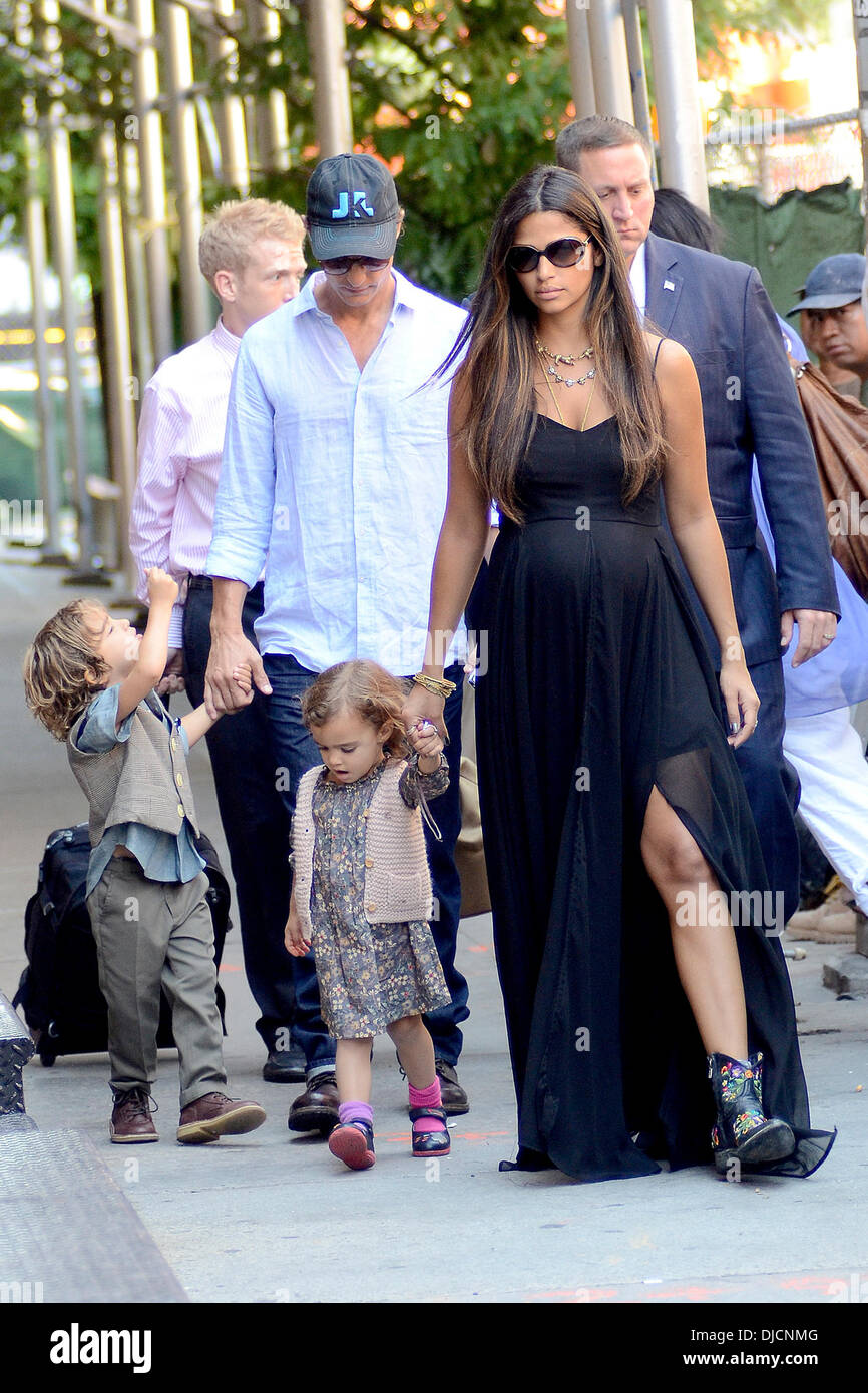 Camila Alves, Levi Alves McConaughey, Matthew McConaughey, Vida Alves  McConaughey Matthew McConaughey unterwegs in Manhattan mit seiner Frau und  seinen Kindern New York City, USA - 31.08.12 Stockfotografie - Alamy