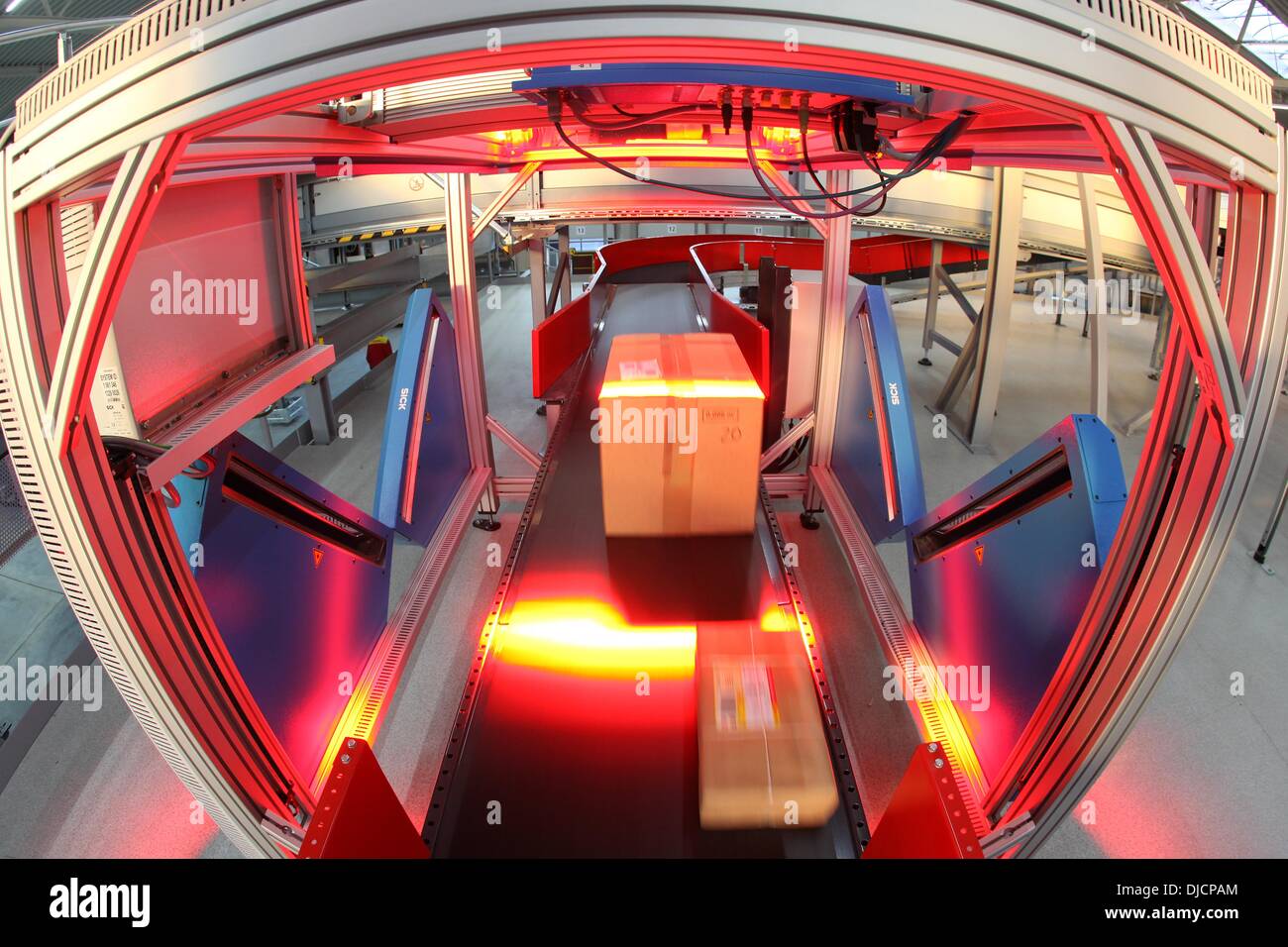 Norderstedt, Deutschland. 26. November 2013. Die Adressen auf Pakete werden automatisch in ein Lager für das neue Logistikzentrum der Paket-Lieferservice Deutsche Post DHL in Norderstedt, Deutschland, 26. November 2013 gescannt. Das neue Logistikzentrum wurde am Dienstag Morgen vorgestellt. Foto: BODO MARKS/Dpa/Alamy Live-Nachrichten Stockfoto