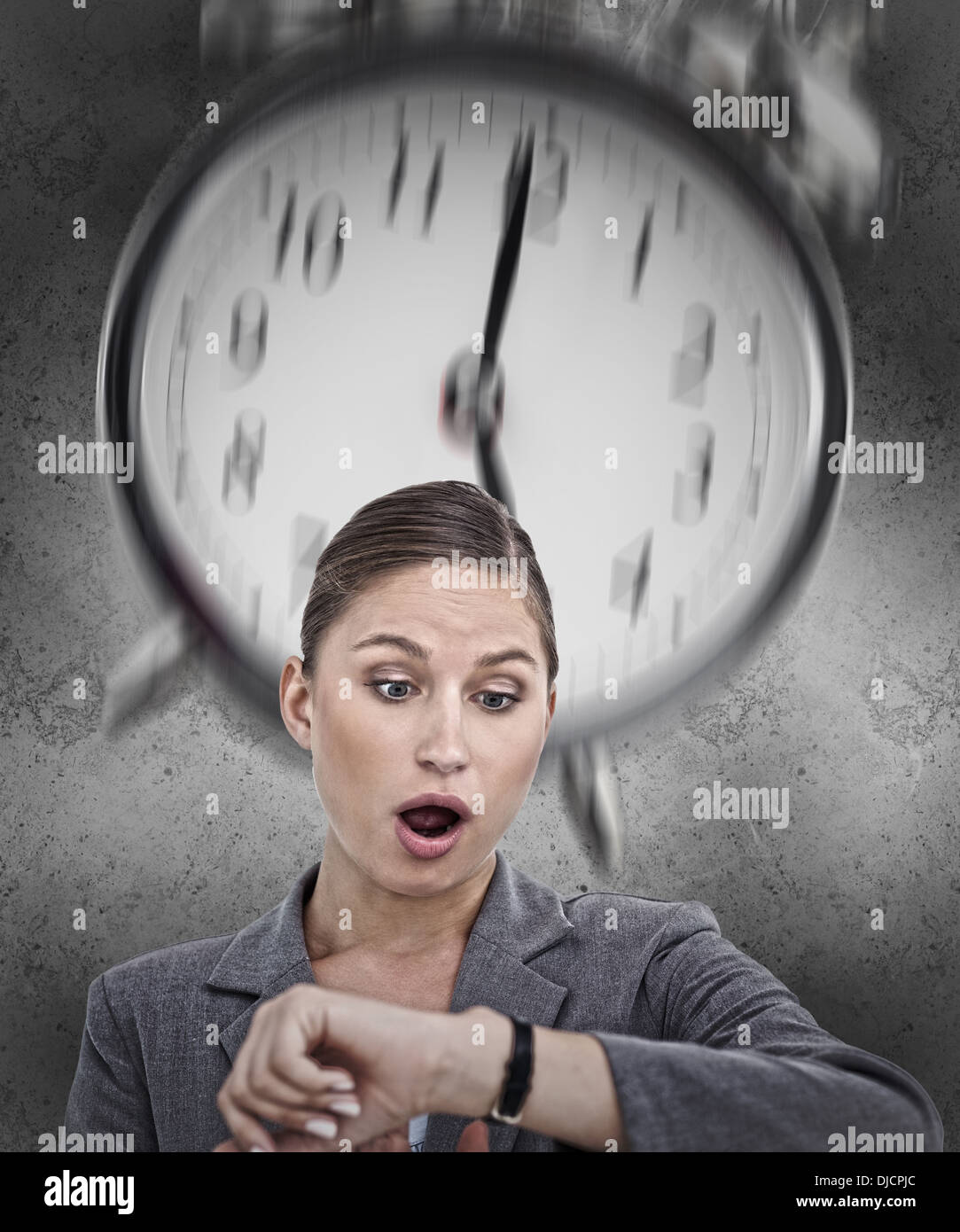 Geschäftsfrau, die Realisierung ist sie die Zeit davonläuft Stockfoto