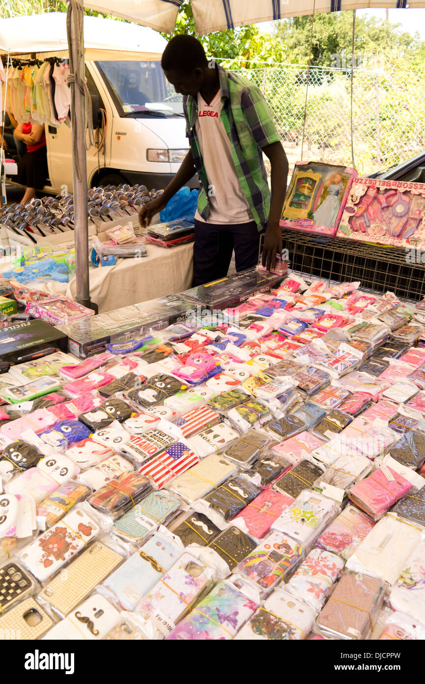 Afrikanische Migranten mit einem Marktstand in Sizilien Stockfoto