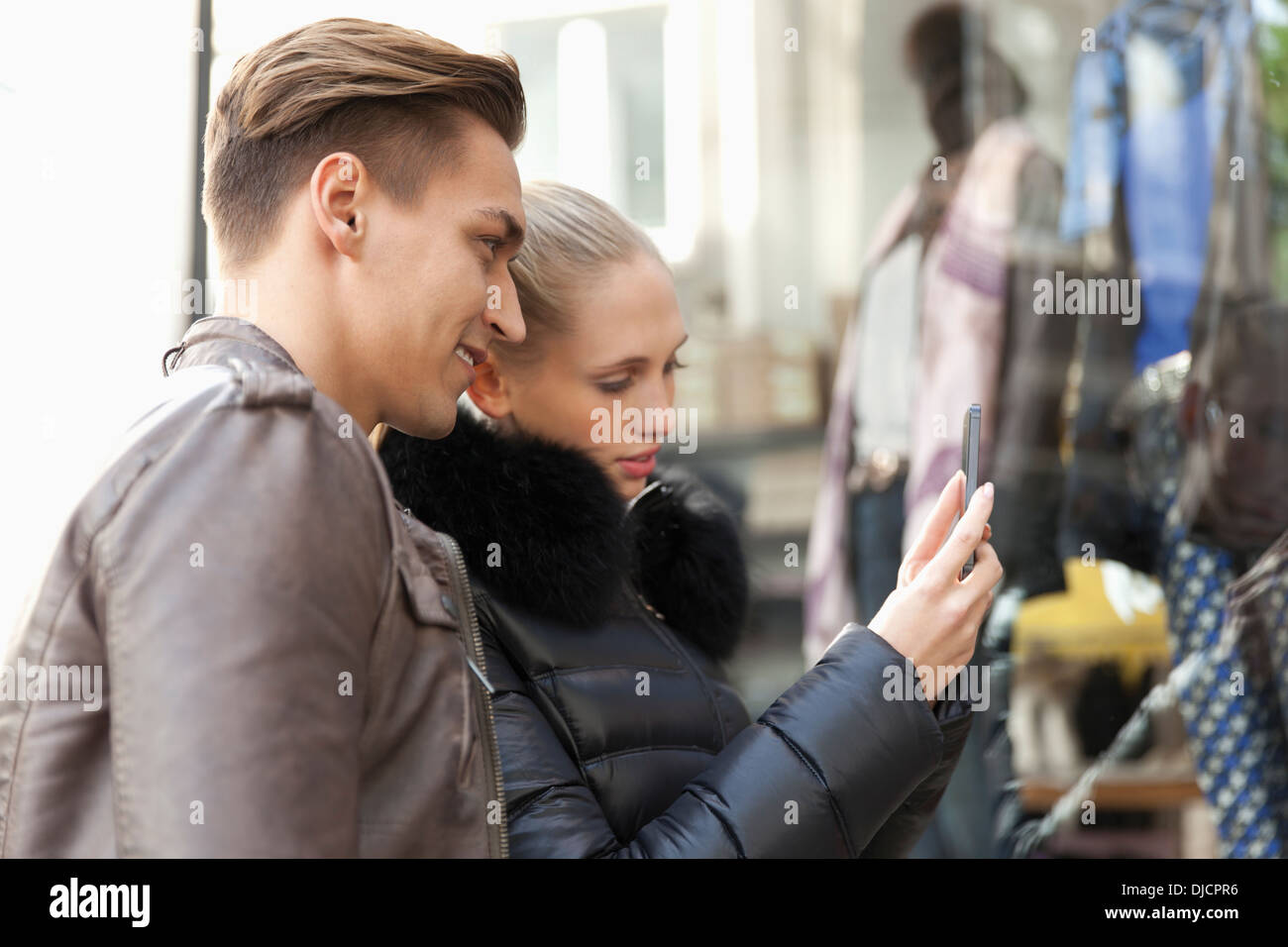 Junges Paar einkaufen gehen, Nahaufnahme Stockfoto