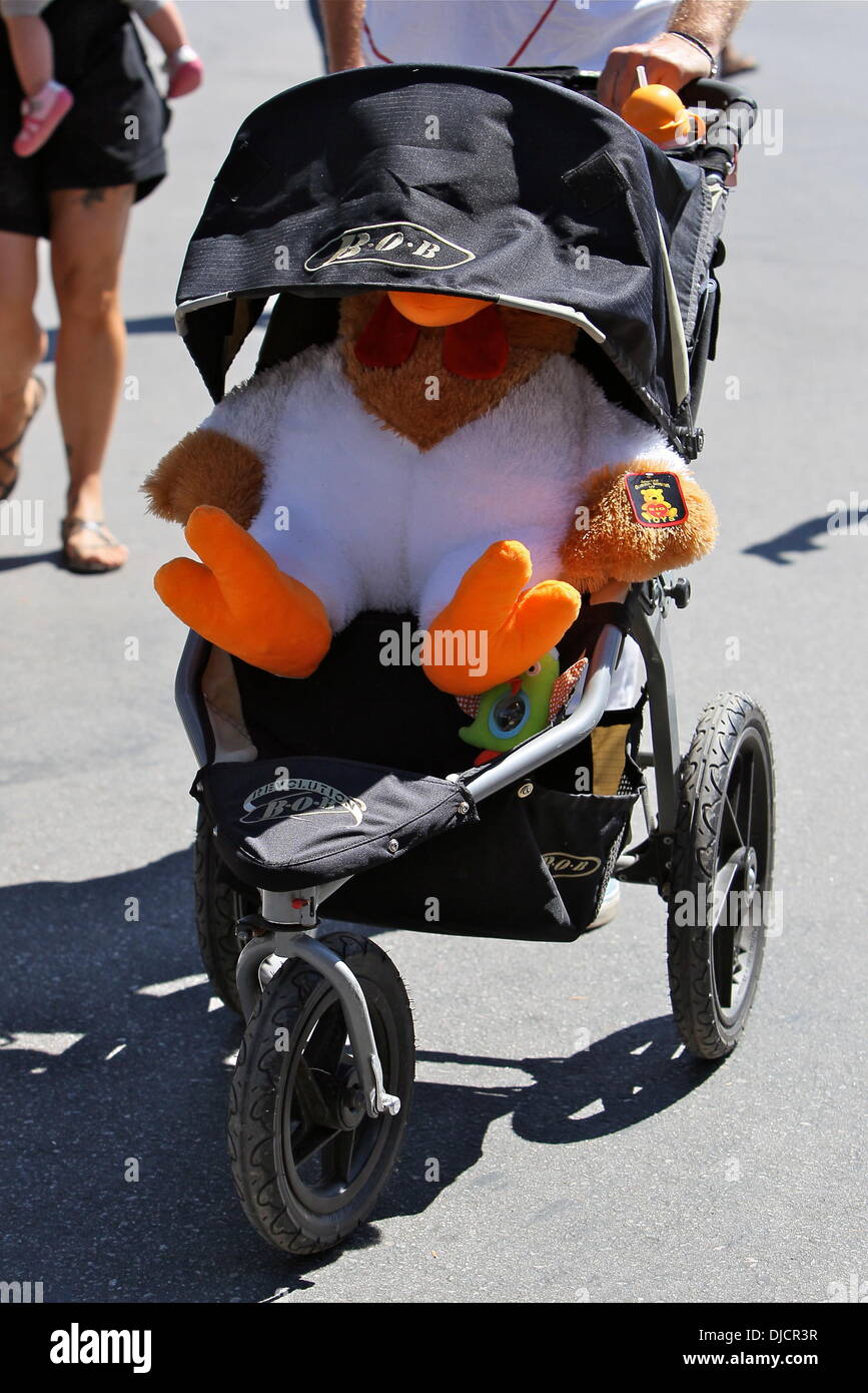 Atmosphäre der Kinderwagen Pinks Tochter mit ein Stofftier im Inneren, während eines Tages bei einem Chili-Kochwettbewerb in Malibu Los Angeles, Kalifornien - 02.09.12 Stockfoto