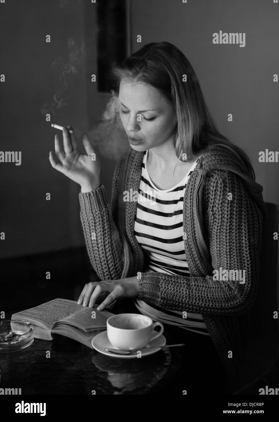 Attraktive Frau Rauchen Zigarette Stockfoto