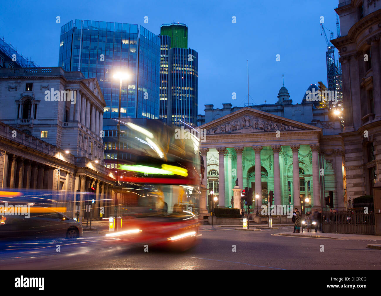Die Royal Exchange und die Bank of England mit roten Londoner Bus vorbei bei Dämmerung / Nacht City of London England UK Stockfoto