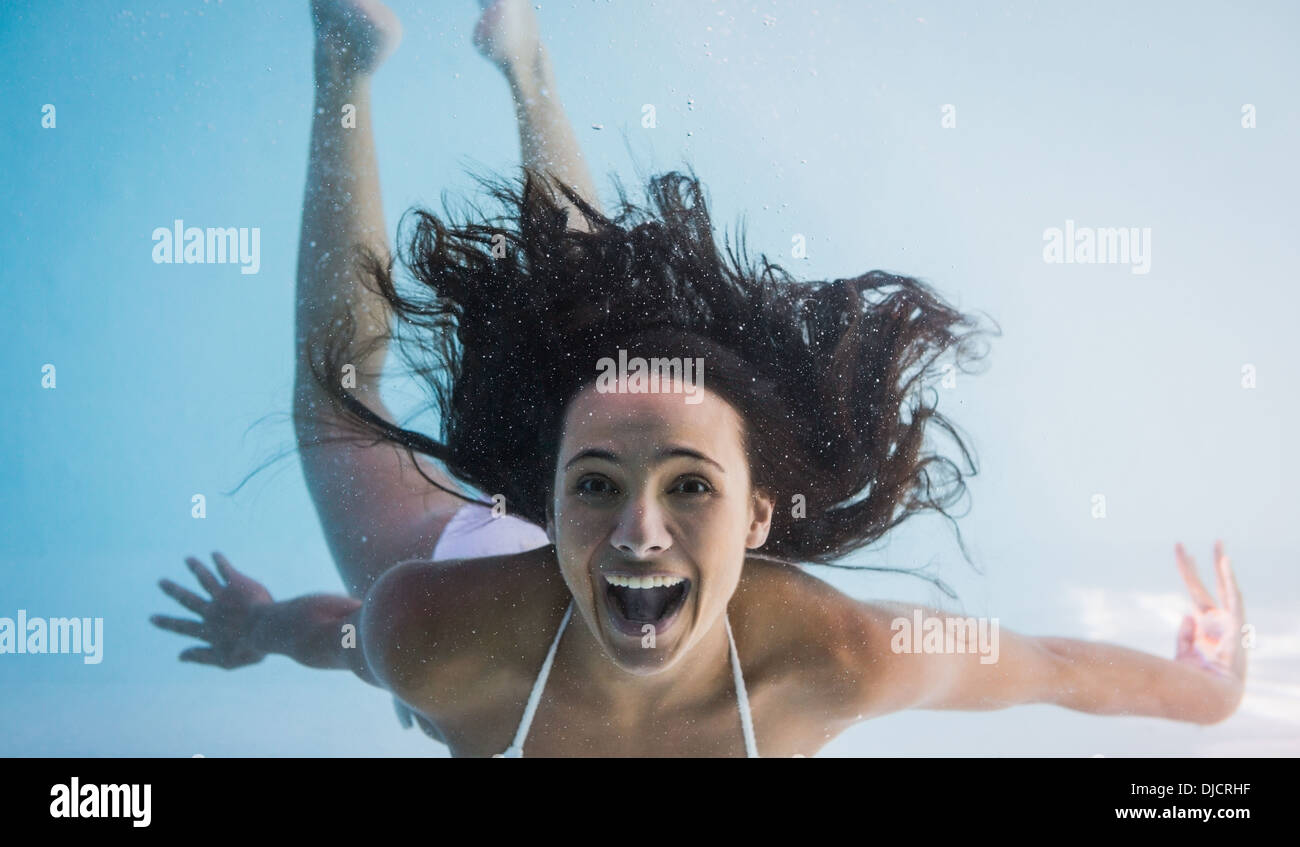 Lächelnde Frau im Schwimmbad Stockfoto
