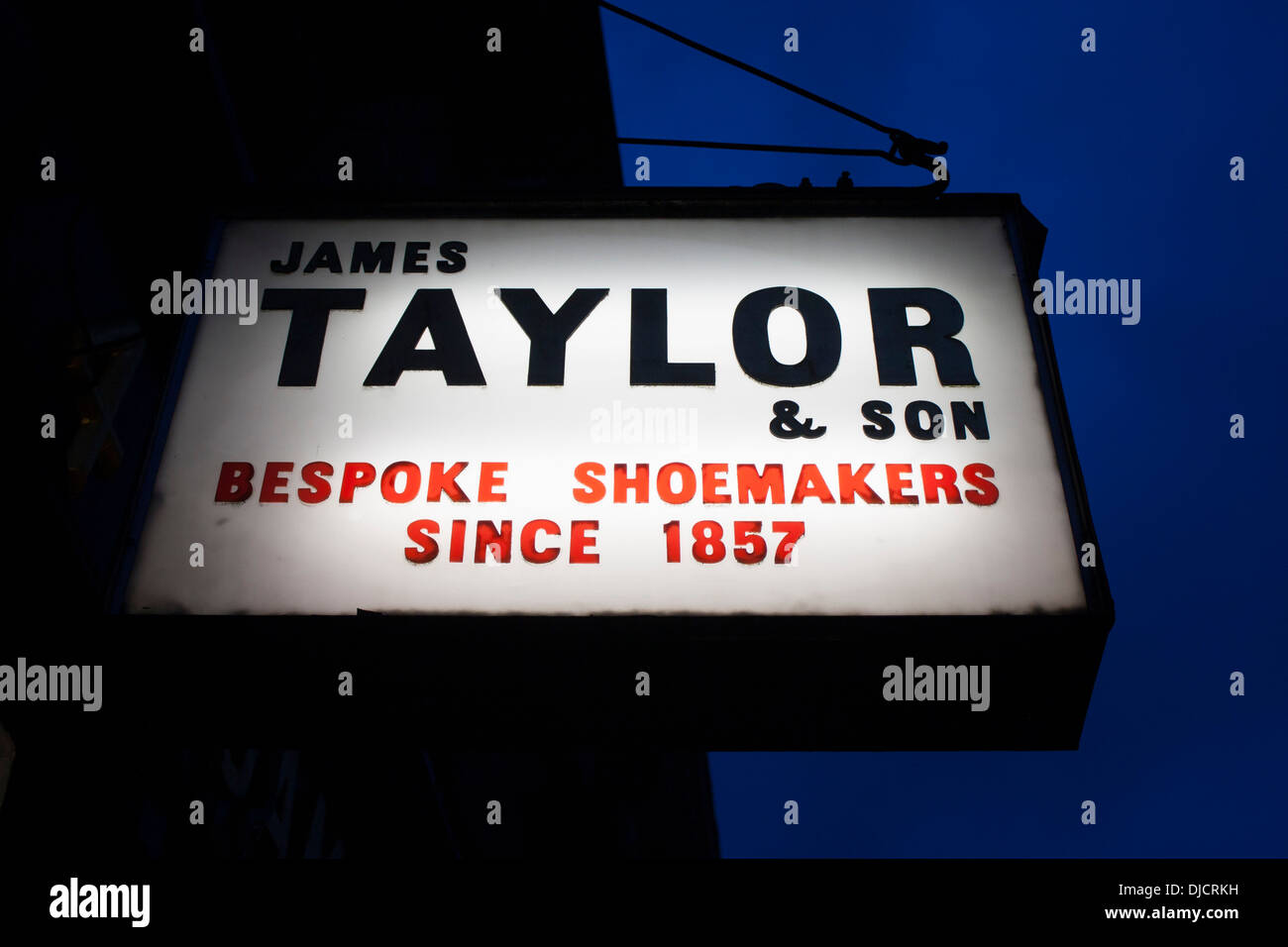 James Taylor & Sohn Bespoke Schuhmacher seit 1857 Schild Schuh / Schuhmacher shop bei Dämmerung / Nacht Marylebone London England UK Stockfoto