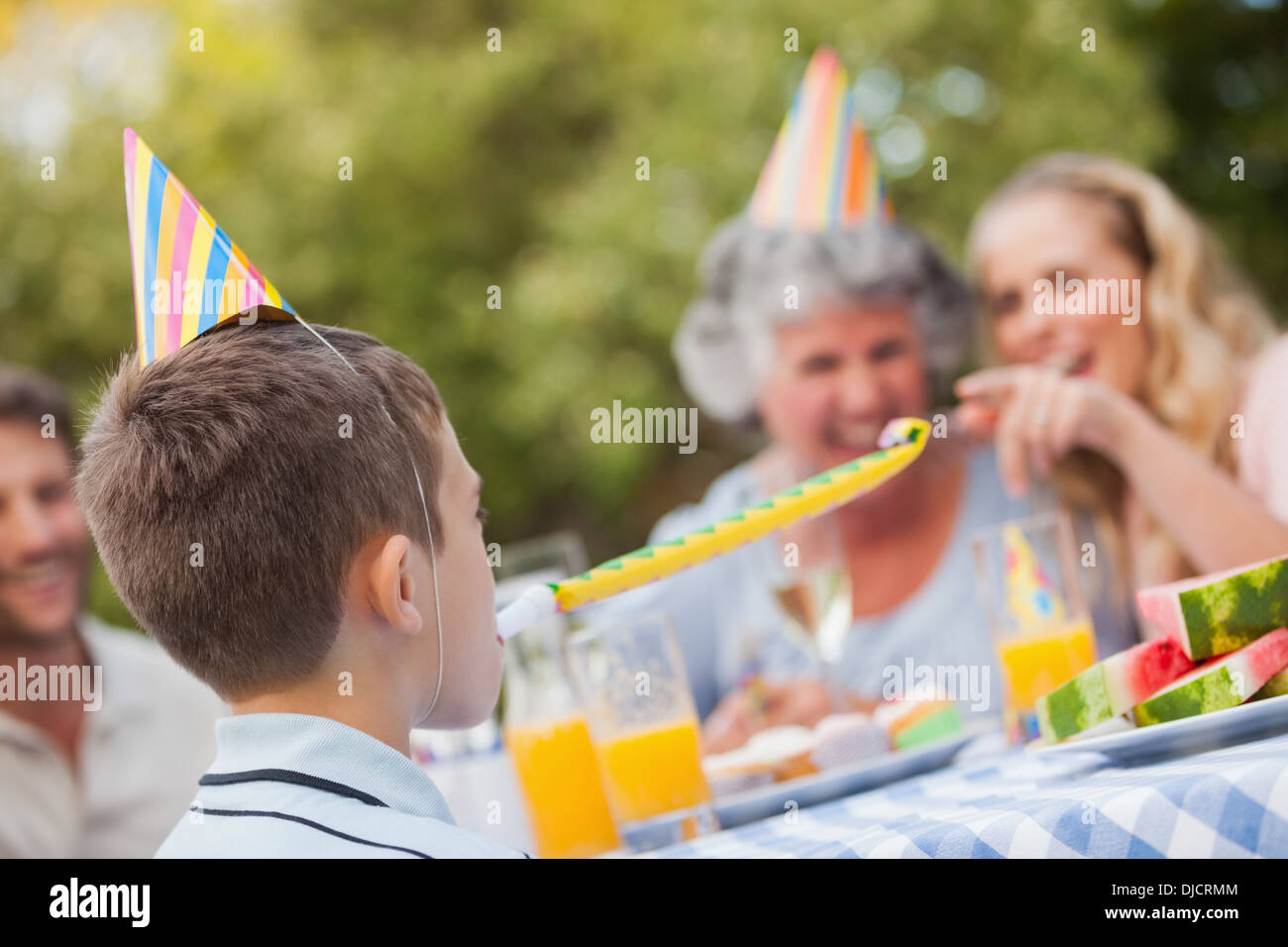 Fröhlichen Sohn feiert seinen Geburtstag mit seiner Familie Stockfoto
