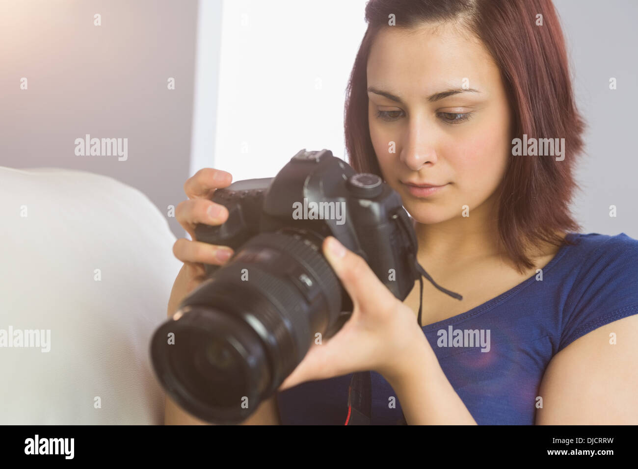Glückliche Frau Anzeigen von Fotos auf ihrer Digitalkamera Stockfoto