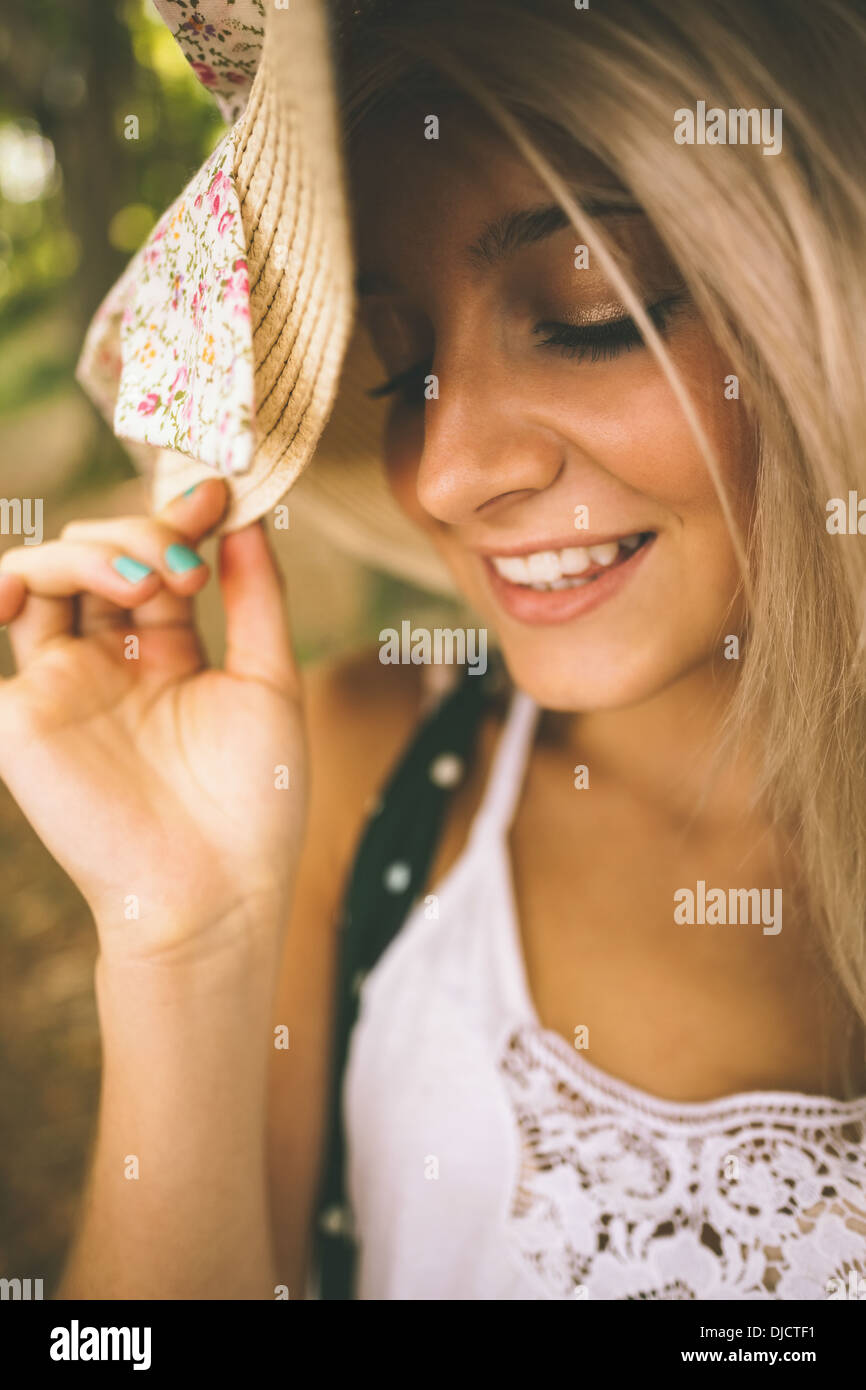 Glücklich wunderschöne Blondine mit Stroh Hut Stockfoto