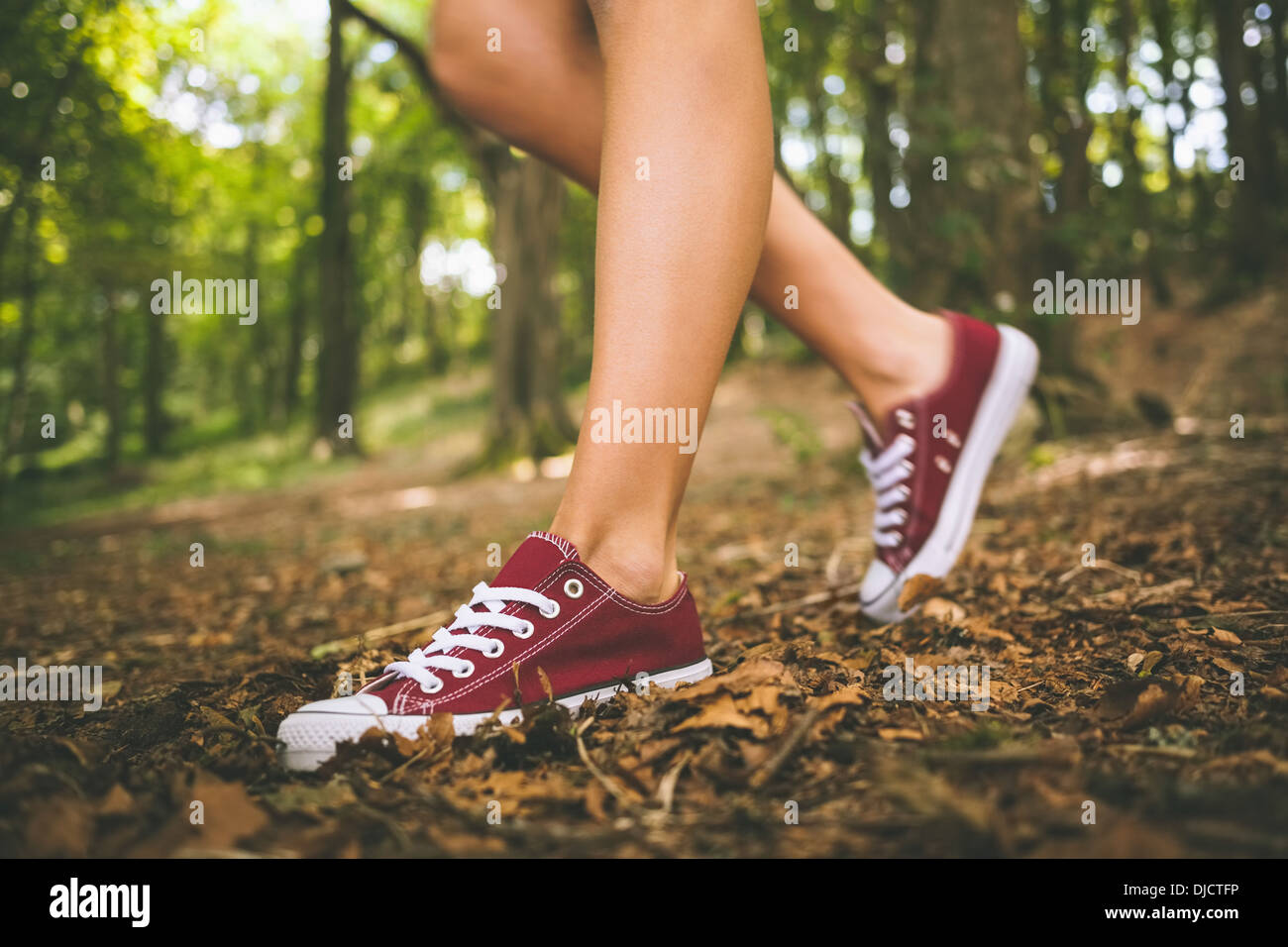 Nahaufnahme von weiblicher Füße in roten Trainer zu Fuß Stockfoto