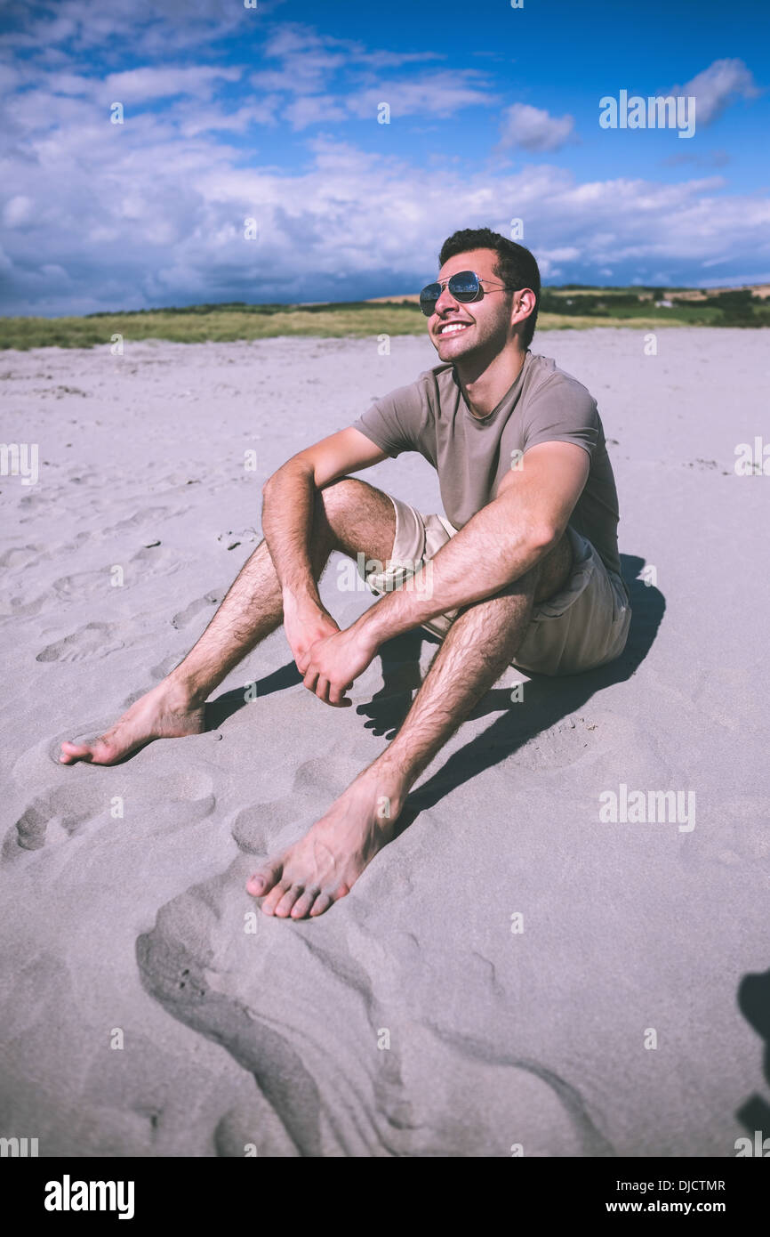 Attraktive Inhalte Mann sitzen und die Sonne genießen Stockfoto