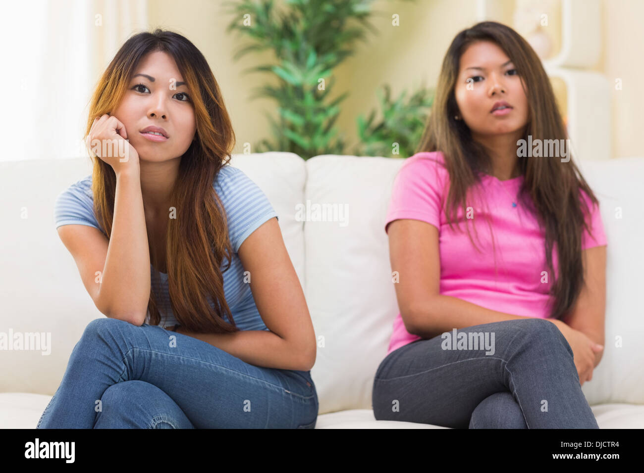 Verärgert Schwestern sitzen zusammen auf einer couch Stockfoto