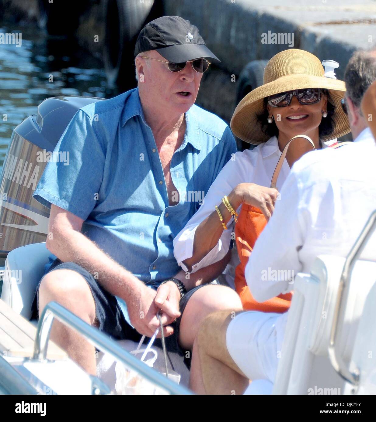 Sir Michael Caine und Frau Shakira Caine machen Sie eine Bootsfahrt während ihres Urlaubs in Italien Portofino, Italien - 11.08.12 Stockfoto