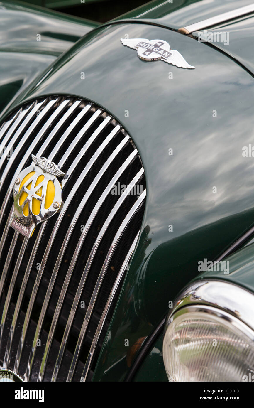 Motorhaube eines Morgan Sportwagen mit AA Abzeichen, England, UK Stockfoto