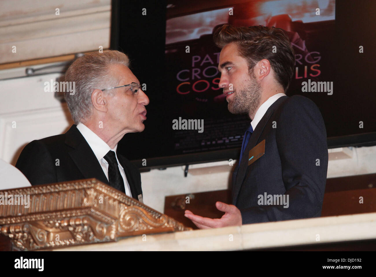 David Cronenberg und Robert Pattinson Besuch der New York Stock Exchange um die Öffnung Klingel USA - 14.08.12 Stockfoto