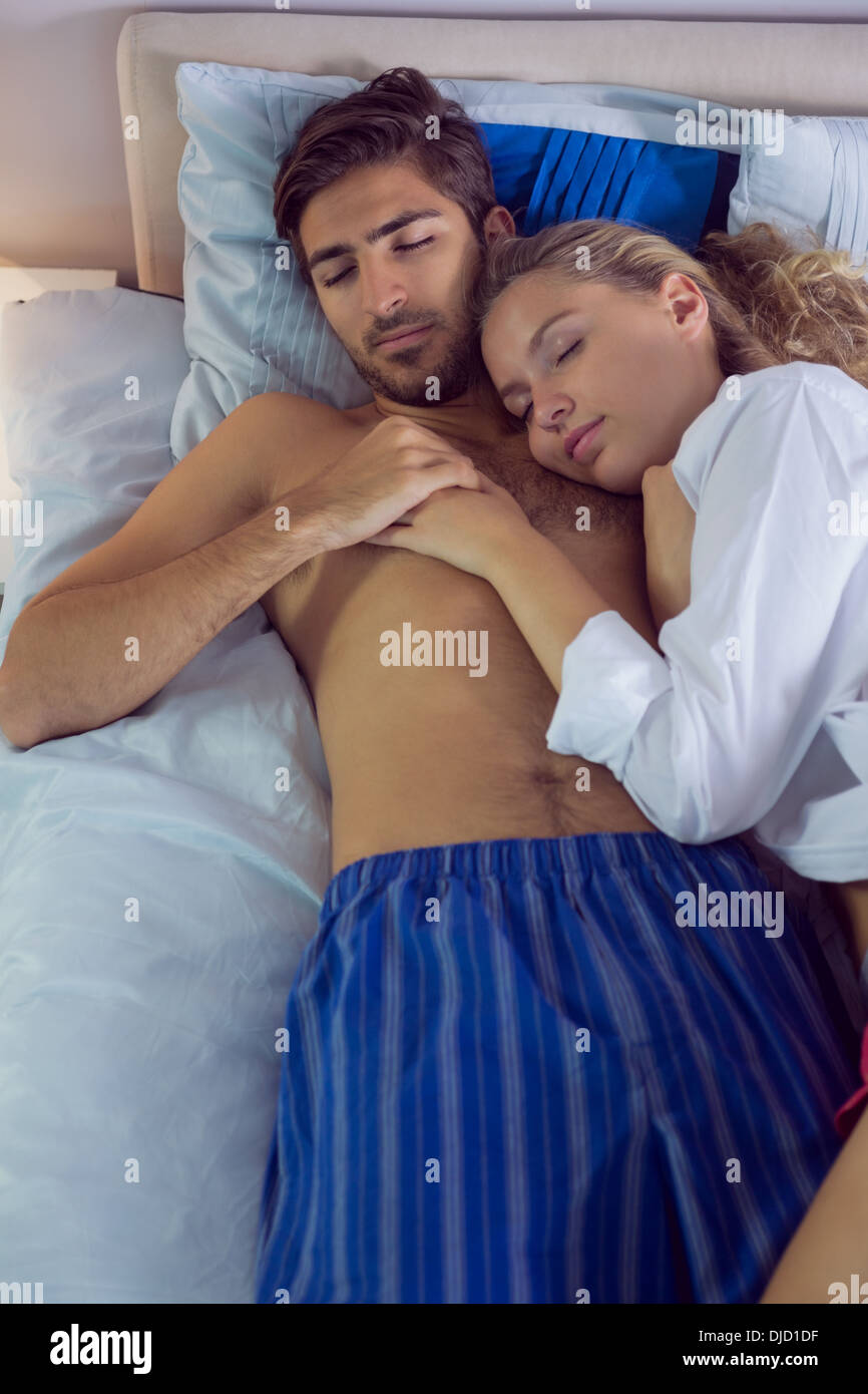 Ruhiges paar in ihrem Bett schlafen Stockfoto