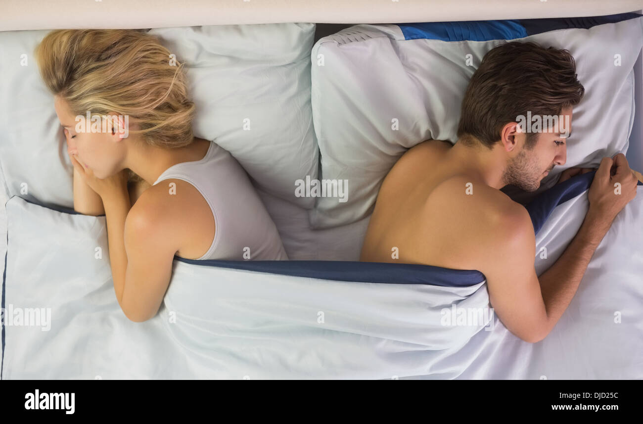 Ruhiges junges Paar in ihrem Bett schlafen Stockfoto