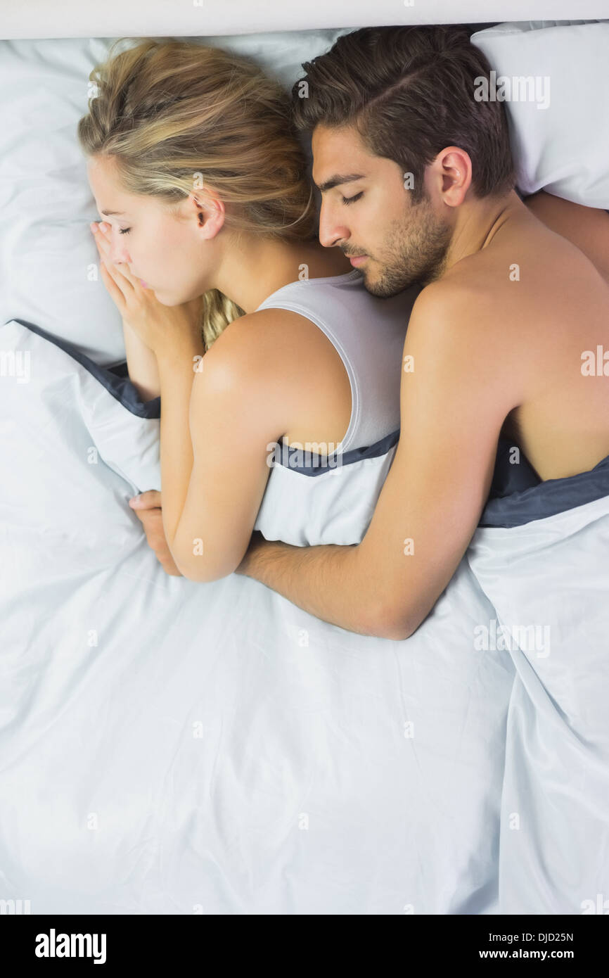 Entspannte paar schlafen und löffelt im Bett Stockfoto