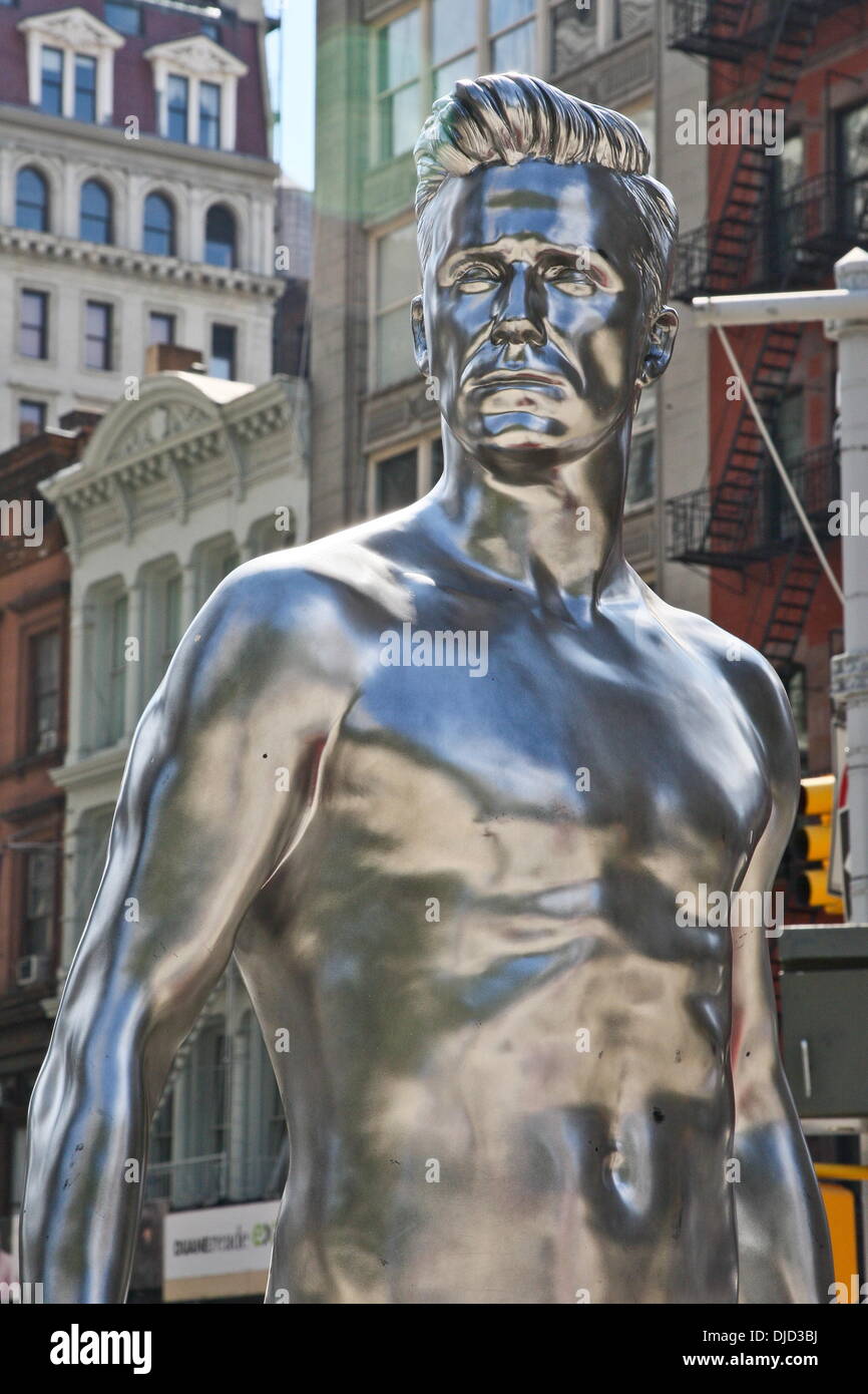 H & M Atmosphäre fördert seine neue Werbekampagne für die "David Beckham Bodywear Kollektion" mit einer 10-Fuß-Statue von Fußballstar David Beckham im Flatiron Building, Manhattan. New York City, USA – 16.08.12 Stockfoto