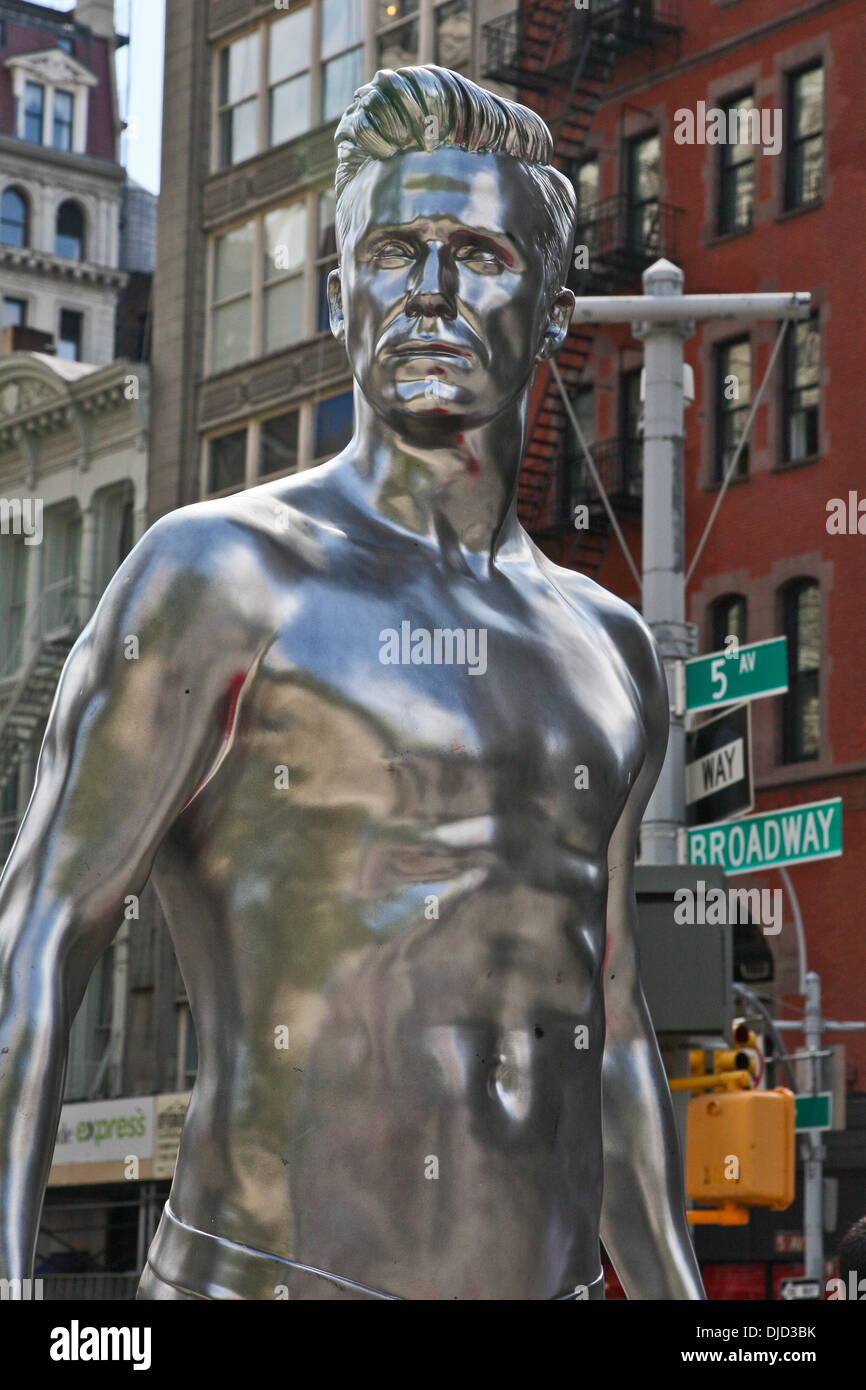 H & M Atmosphäre fördert seine neue Werbekampagne für die "David Beckham Bodywear Kollektion" mit einer 10-Fuß-Statue von Fußballstar David Beckham im Flatiron Building, Manhattan. New York City, USA – 16.08.12 Stockfoto