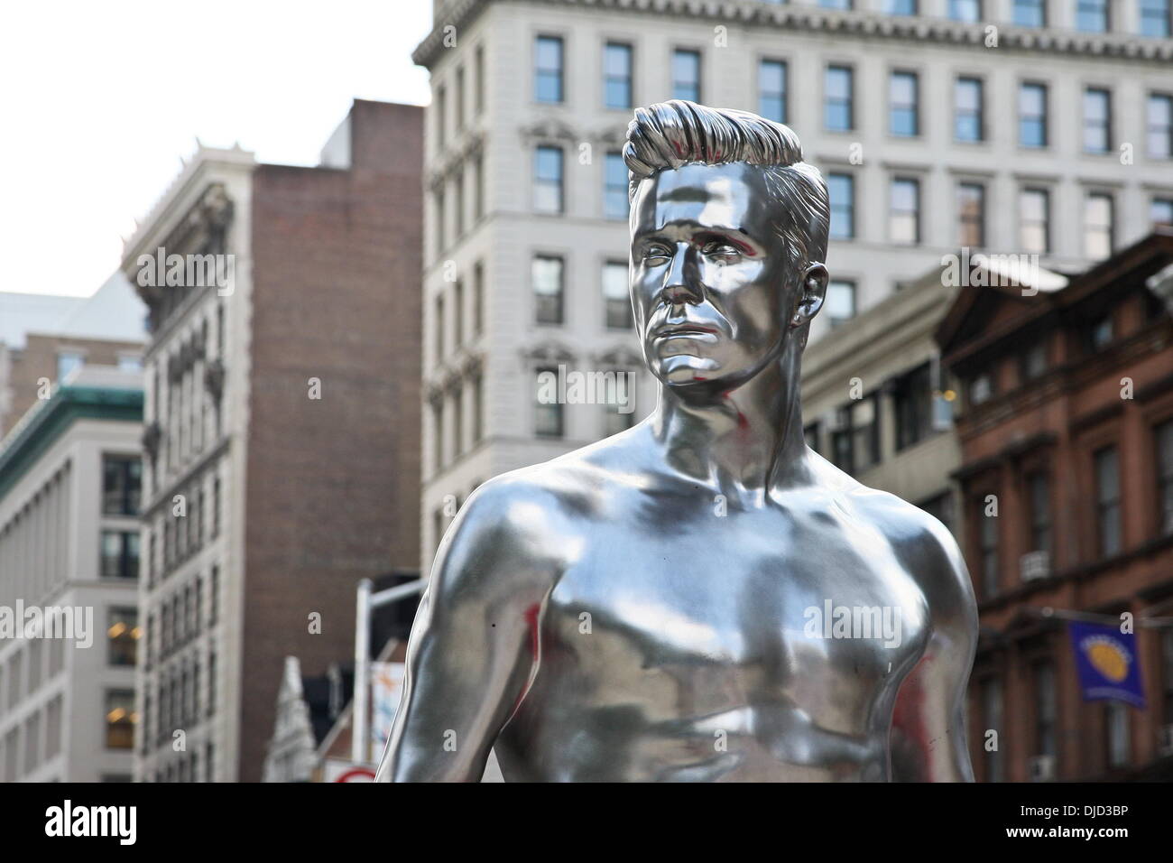 H & M Atmosphäre fördert seine neue Werbekampagne für die "David Beckham Bodywear Kollektion" mit einer 10-Fuß-Statue von Fußballstar David Beckham im Flatiron Building, Manhattan. New York City, USA – 16.08.12 Stockfoto