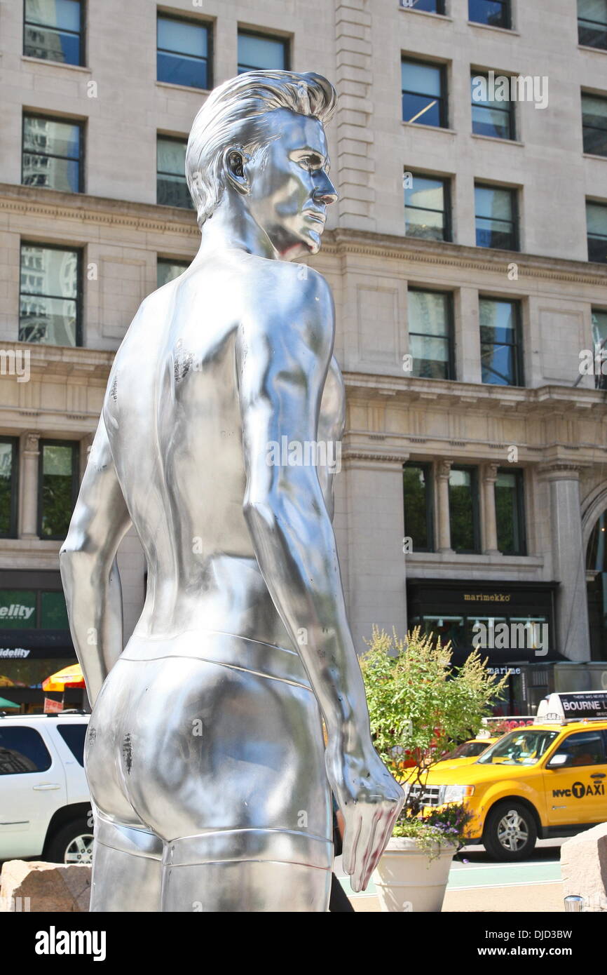 H & M Atmosphäre fördert seine neue Werbekampagne für die "David Beckham Bodywear Kollektion" mit einer 10-Fuß-Statue von Fußballstar David Beckham im Flatiron Building, Manhattan. New York City, USA – 16.08.12 Stockfoto