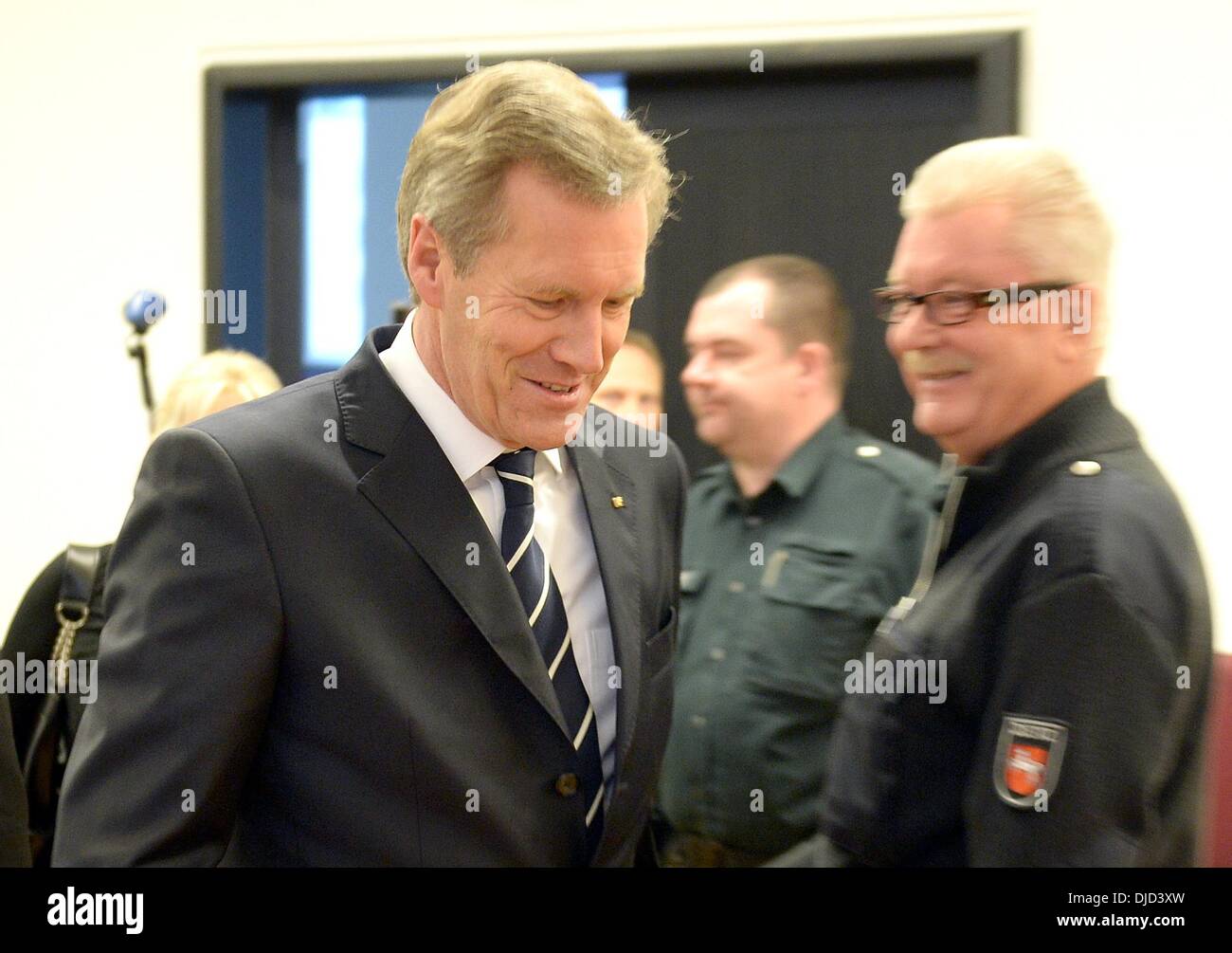 Hannover, Deutschland. 27. November 2013. Der ehemalige deutsche Bundespräsident Christian Wulff begrüßt einen Gerichtsvollzieher in das Landgericht Hannover, 27. November 2013. Der ehemalige Präsident hat für die Annahme von Gefälligkeiten zu beantworten. Foto: HOLGER HOLLEMANN/Dpa/Alamy Live News Stockfoto