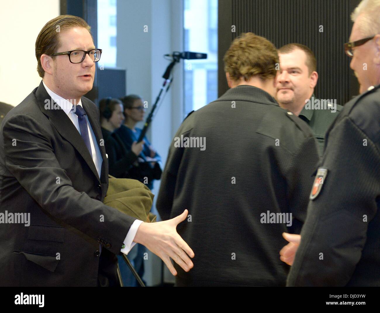 Hannover, Deutschland. 27. November 2013. Filmproduzent David Groenewold (L) begrüßt einen Gerichtsvollzieher in das Landgericht Hannover, 27. November 2013. Der ehemalige deutsche Bundespräsident hat, für die Annahme von Gefälligkeiten zu beantworten. Foto: HOLGER HOLLEMANN/Dpa/Alamy Live News Stockfoto