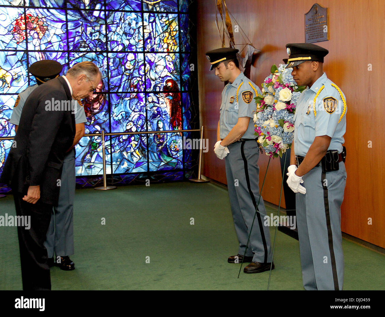 Jan Eliasson, stellvertretender Generalsekretär der Vereinten Nationen besucht eine Kranzniederlegung für Welttag der humanitären Hilfe, zu Ehren, die Erinnerung an den letzten UN-Mitarbeiter in Bagdad, sowie alle Helfer, die das ultimative gemacht getötet Stockfoto