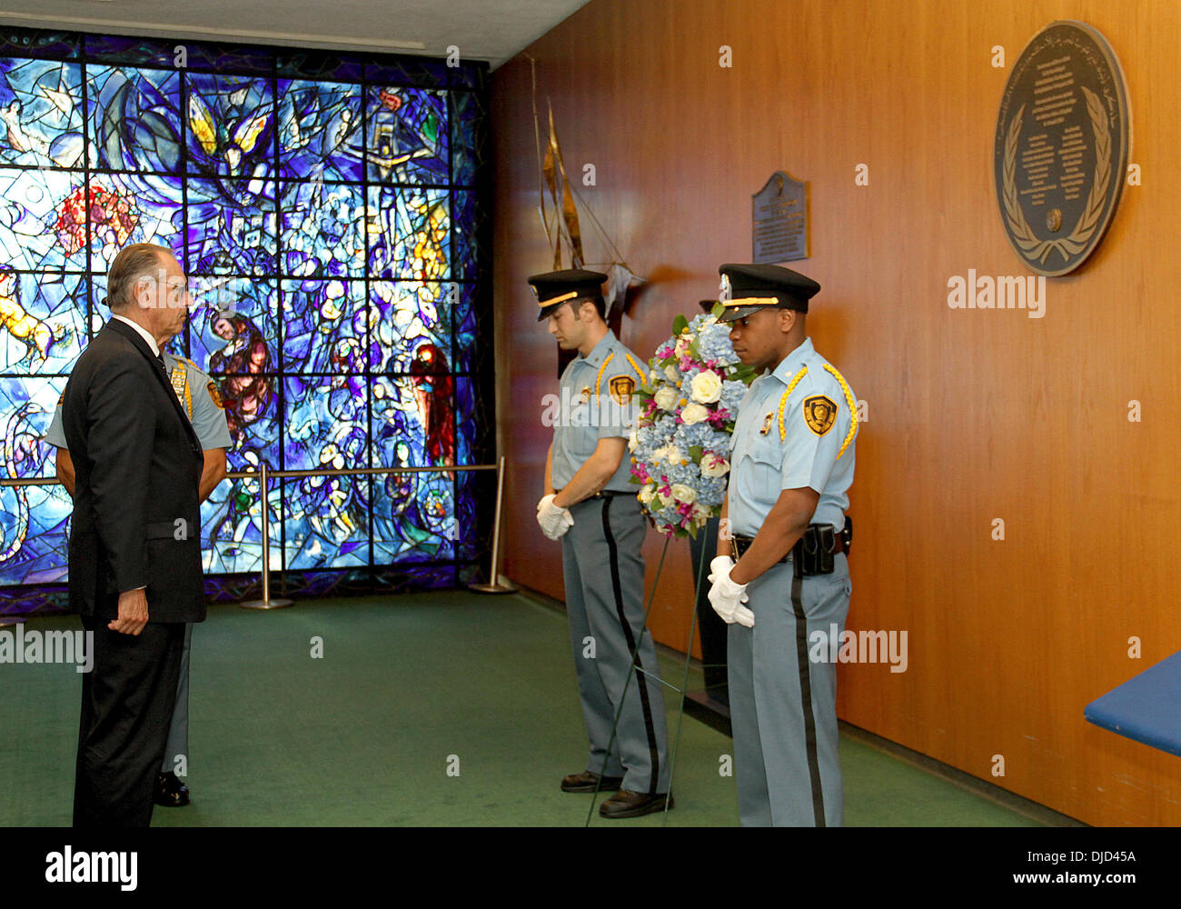 Jan Eliasson, stellvertretender Generalsekretär der Vereinten Nationen besucht eine Kranzniederlegung für Welttag der humanitären Hilfe, zu Ehren, die Erinnerung an den letzten UN-Mitarbeiter in Bagdad, sowie alle Helfer, die das ultimative gemacht getötet Stockfoto