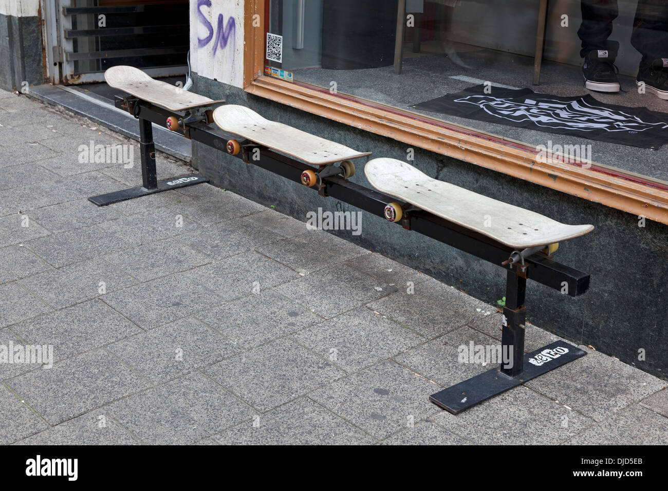 Sitzbank aus Skateboards ein Geschäft in Amsterdam gemacht Stockfoto