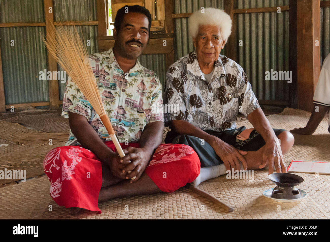 Sevusevu Zeremonie. Chief Taniela Bese und der Chef-Sprecher (mit Ventilator) Meli Yasa.  Muanaicake, Fulaga, Fidschi Stockfoto