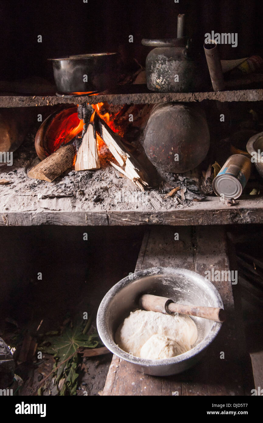 Das Essen wird zubereitet und gekocht auf offenem Feuer Holz in eine kochende Bure (Hütte) im Dorf auf Namuka-ich-Lau, Lau-Inseln, Fidschi-Inseln. Stockfoto