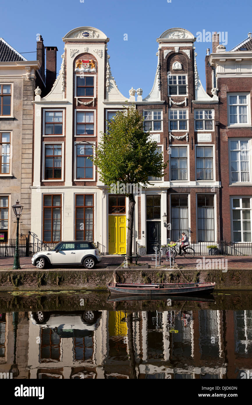Giebel der zwei Häuser an der Rapenburg in Leiden, Holland Stockfoto