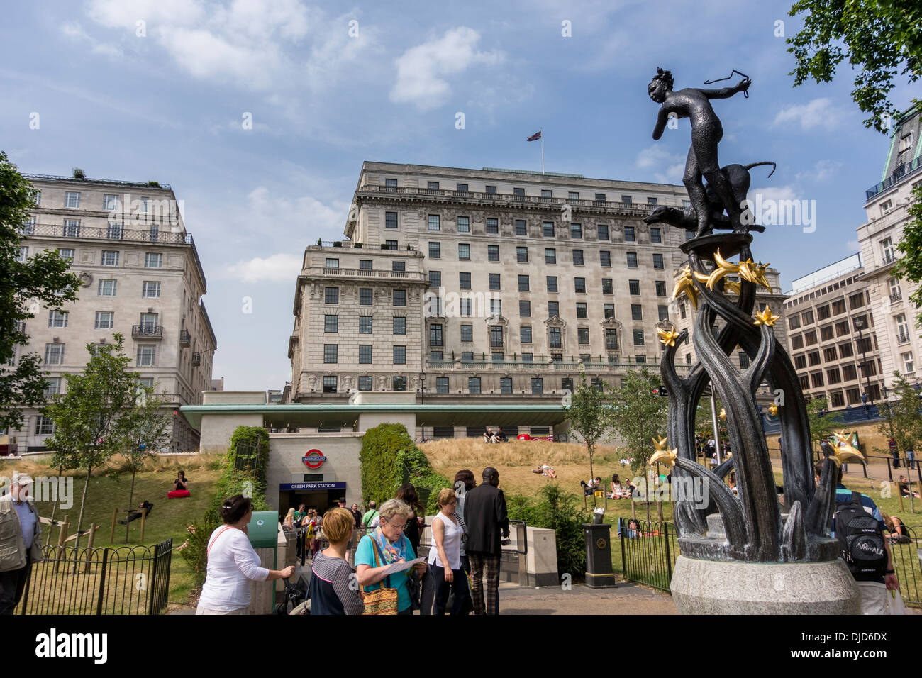 Göttin Diana-Statue von E. J. Clack im Green Park, London, UK Stockfoto