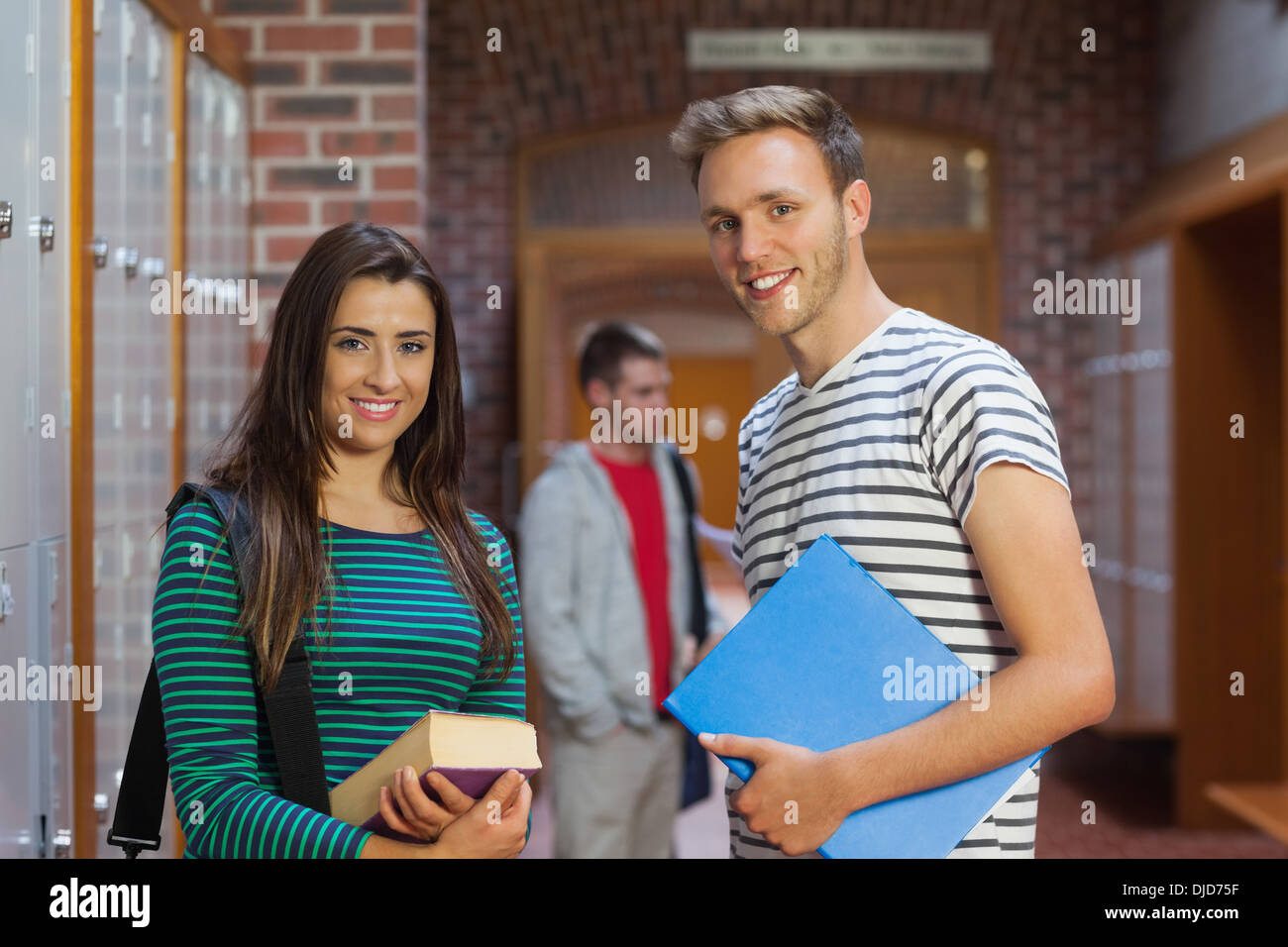 Zwei glückliche Schüler Blick in die Kamera Stockfoto