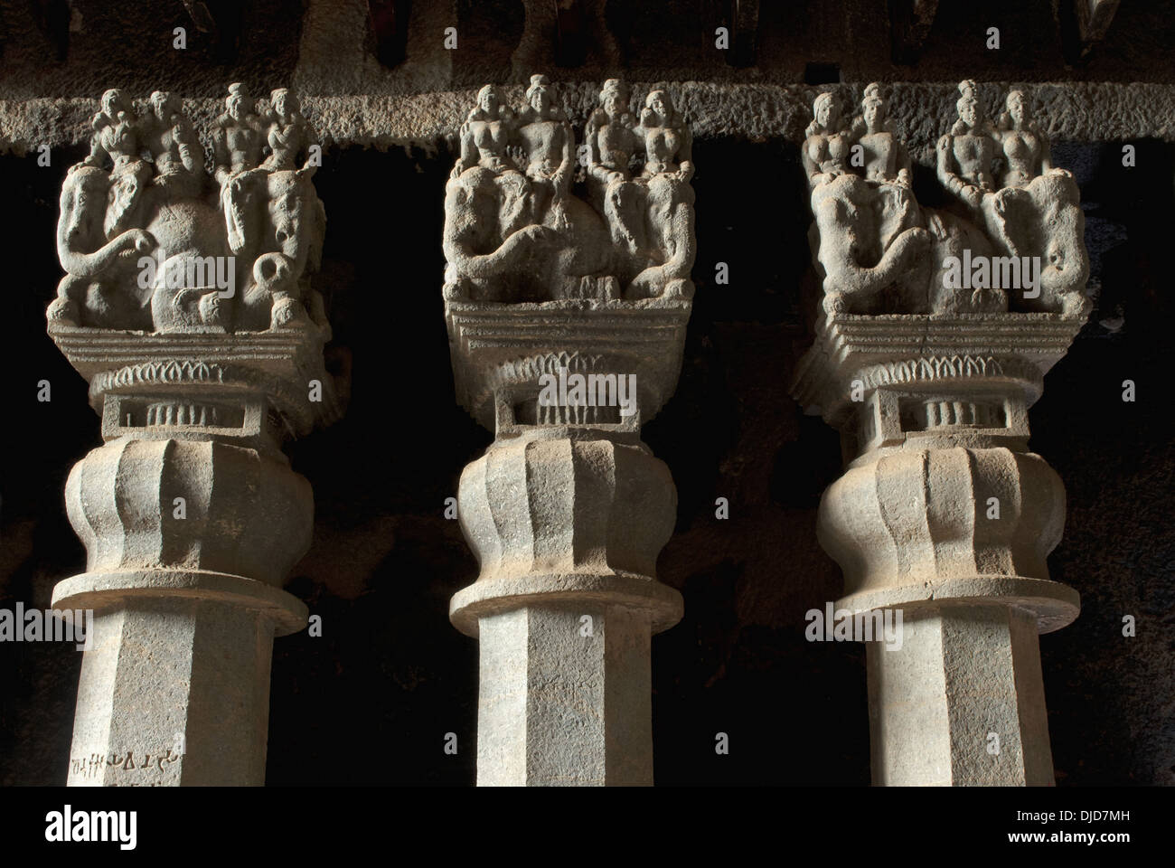 Drei Säulen - achteckigen Schaft, umgekehrten Glocke Kapital und Paare, die Elefanten zu reiten. Ca. 2.. Jahrhundert CE Karla Höhlen, Dist Pune Stockfoto