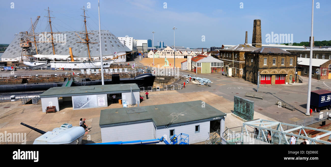 Chatham, Kent, England. Chatham Historic Dockyard, gesehen von HMS Kavalier (genähte Panorama) Stockfoto