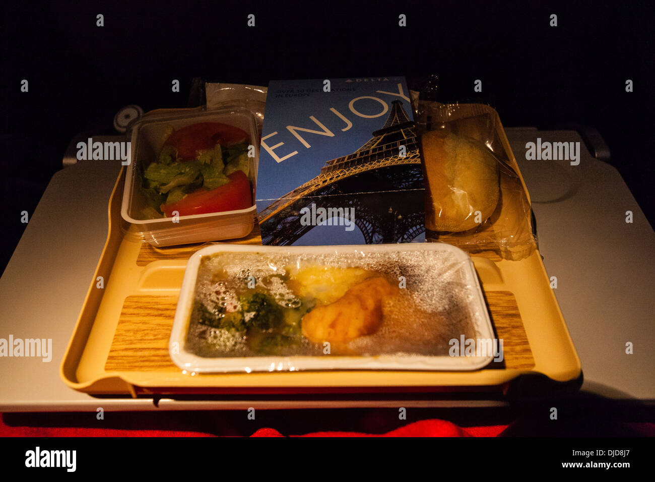 Delta Airlines Braten Huhn essen zwischen Flughafen New York JFK und London Heathrow. Stockfoto