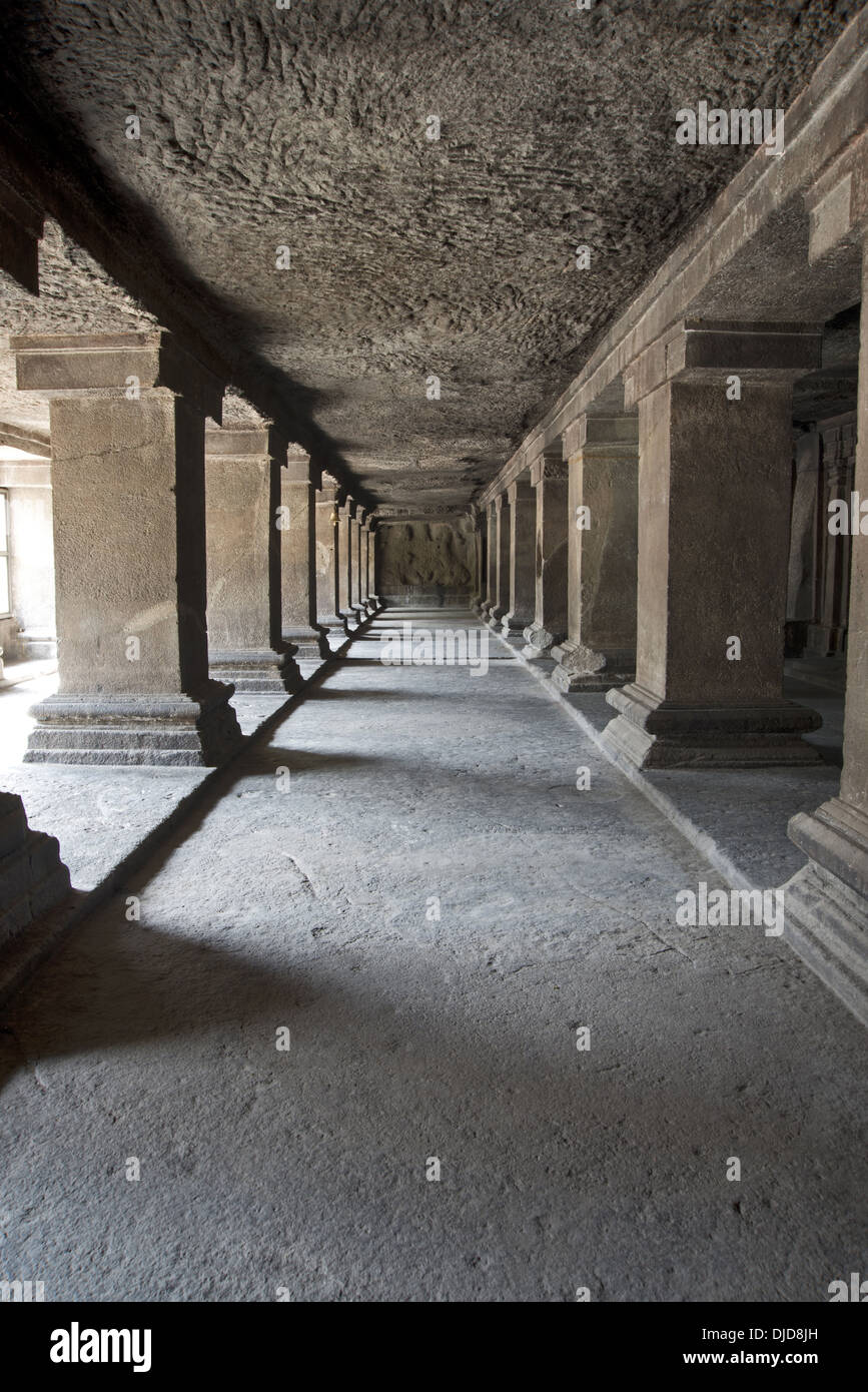 Blick auf Zeile der Säulen in Veranda und eine unvollendete Panel auf der Südseite. Pataleshwar Fels gehauenen Tempel, Jangli Maharaj Straße Pune. Stockfoto