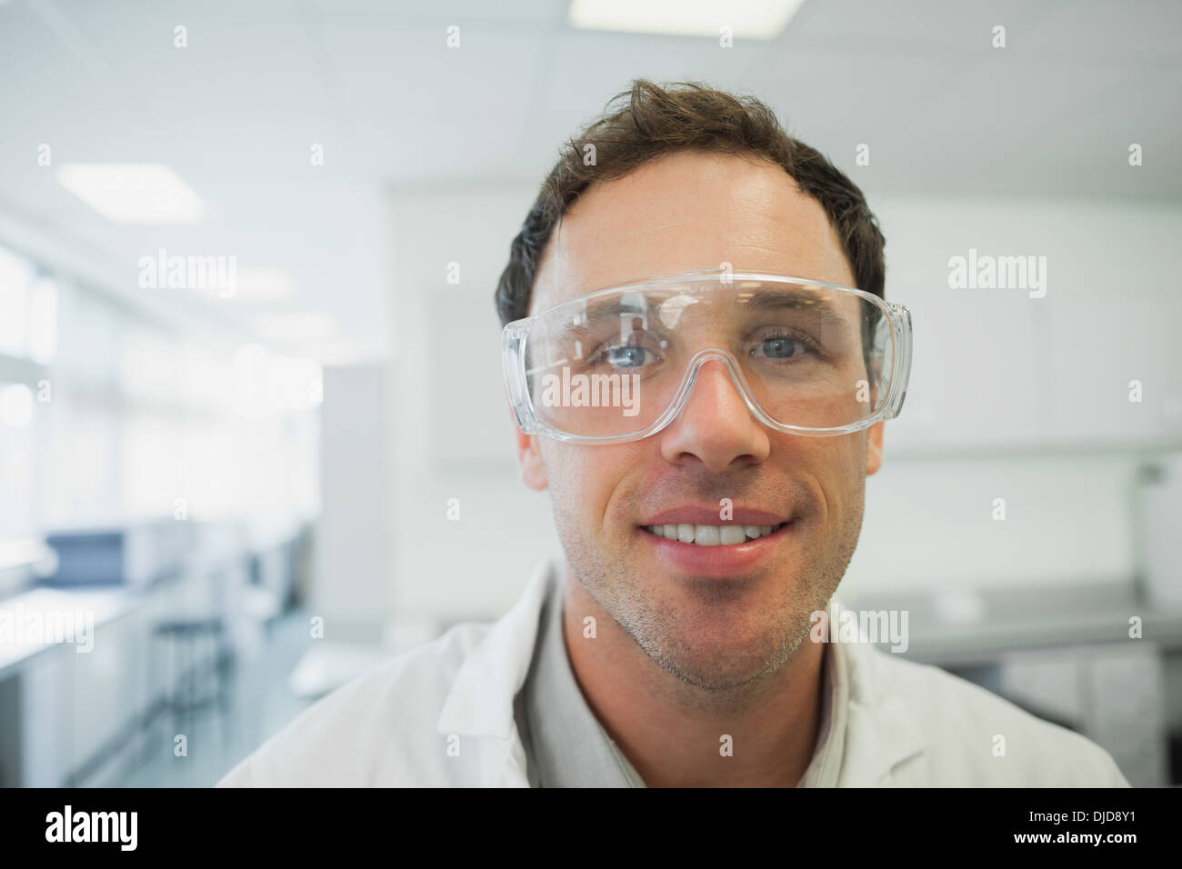 Vorderansicht des hübschen jungen Wissenschaftler Schutzbrille tragen Stockfoto
