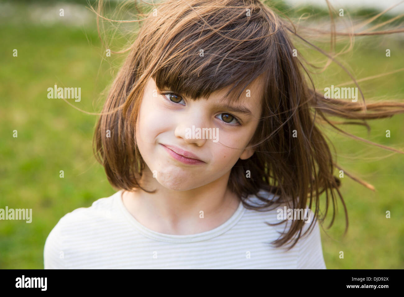 Porträt von kleinen Mädchen mit Haar weht Stockfoto