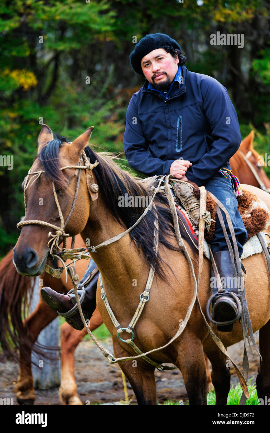 Gaucho sitzt auf Pferd bereit für eine Fahrt. Patagonia.Chile Stockfoto