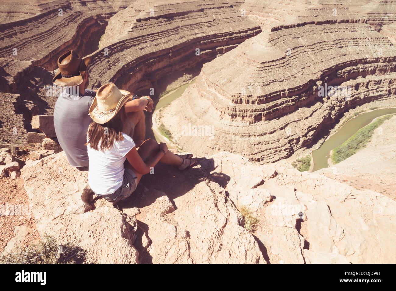 USA, Utah, sitzen und auf der Suche nach Schwanenhälse und San Juan River aus Sicht, Goosenecks State Park Stockfoto