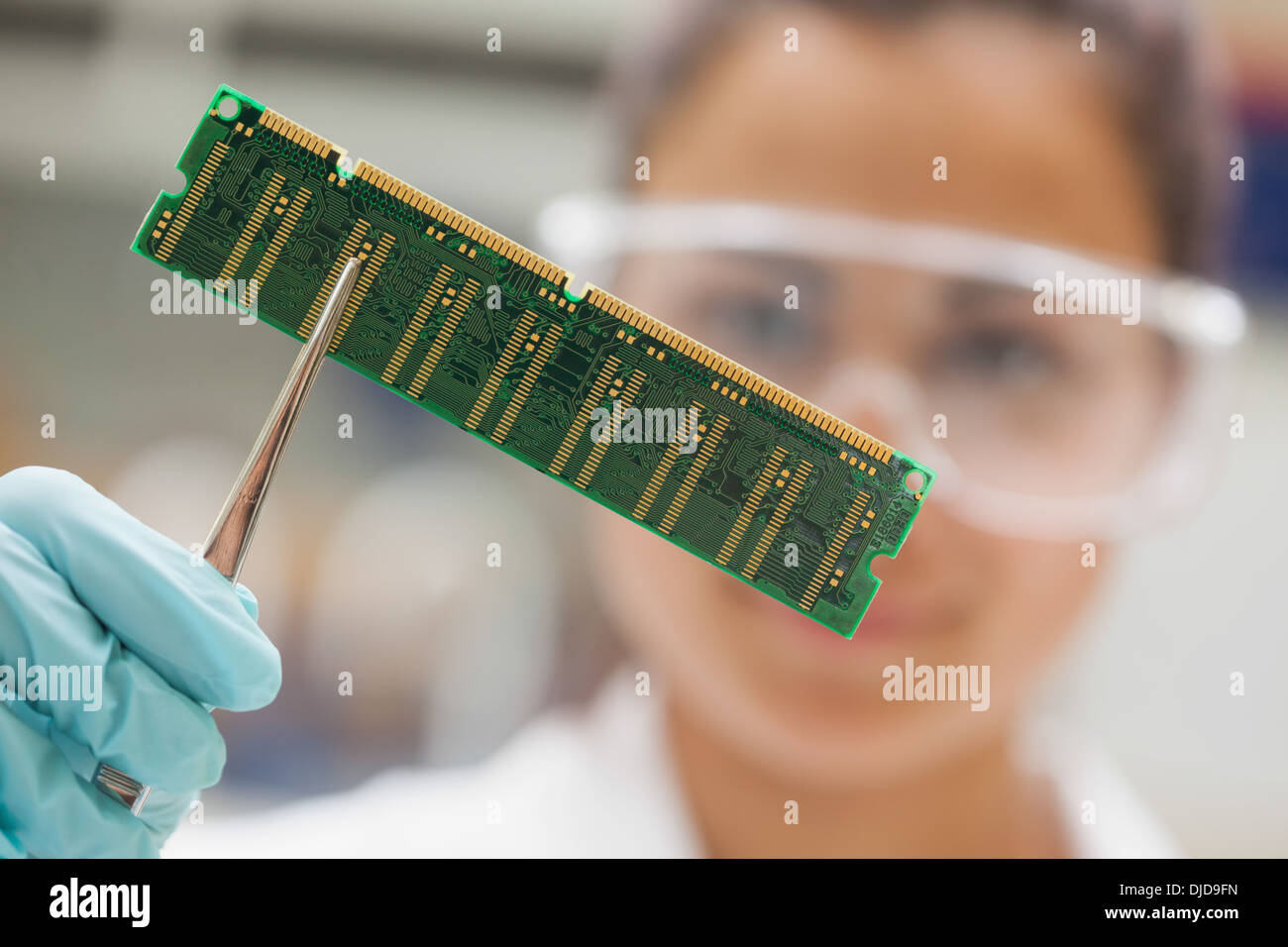 Nahaufnahme der Platine halten von Studenten Stockfoto
