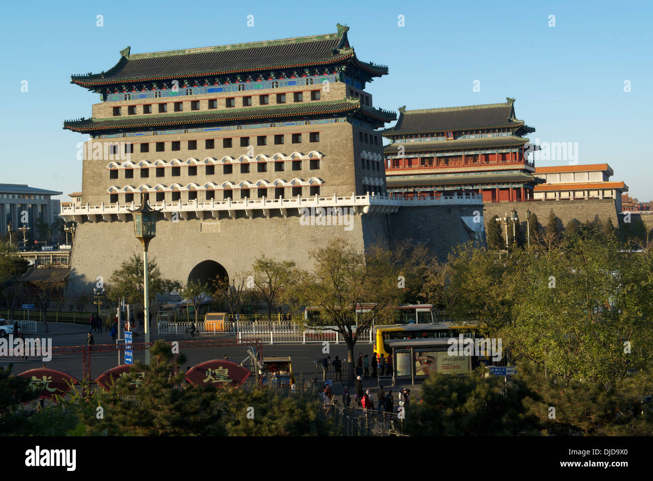 Achse von Peking: Zhengyang-Tor, Qianmen Tor, Chairman Mao Memorial Hall und Tiananmen-Tor. 2013 Stockfoto