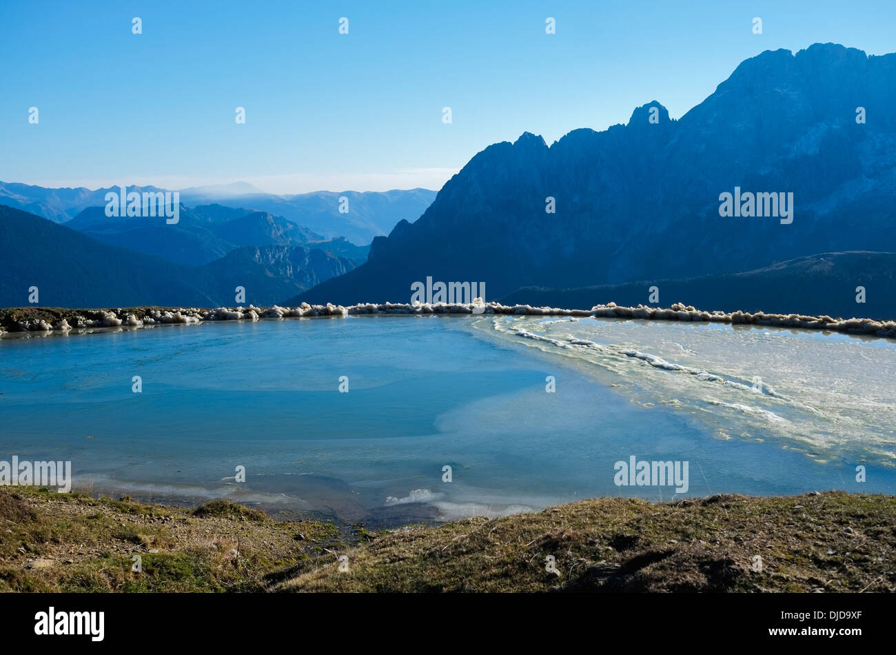 Gefrorenen Bergsee in Val di Scalve, Alpen Montains, Italien Stockfoto