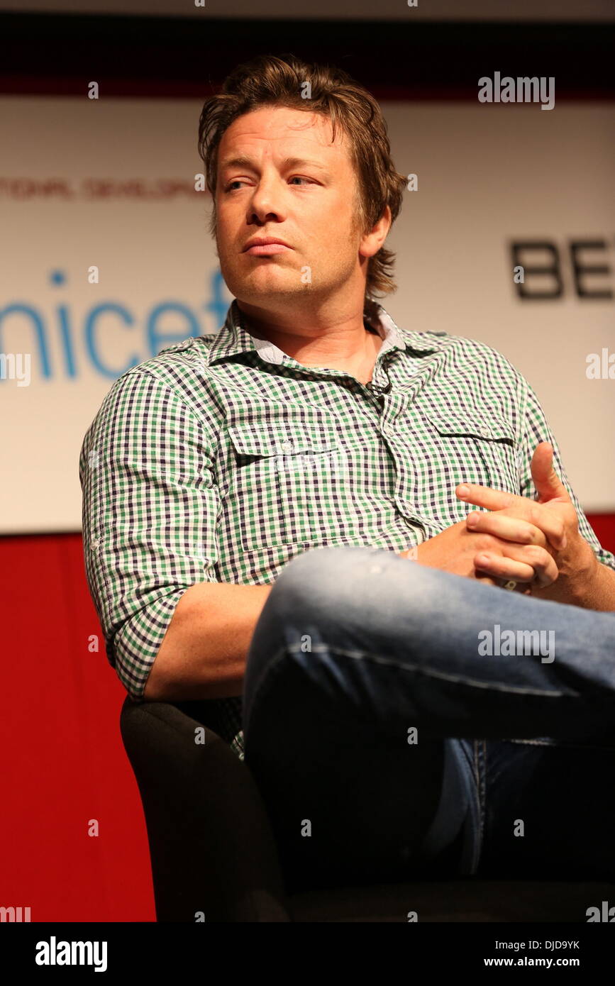 Jamie Oliver auf dem internationalen Sportforum "Beyond Sport", die Möglichkeiten zur Verbesserung der unterprivilegierte Kinder Leben durch sportliche Initiativen auf The Grange St. Pauls aussieht. London, England - 25.07.12 Stockfoto