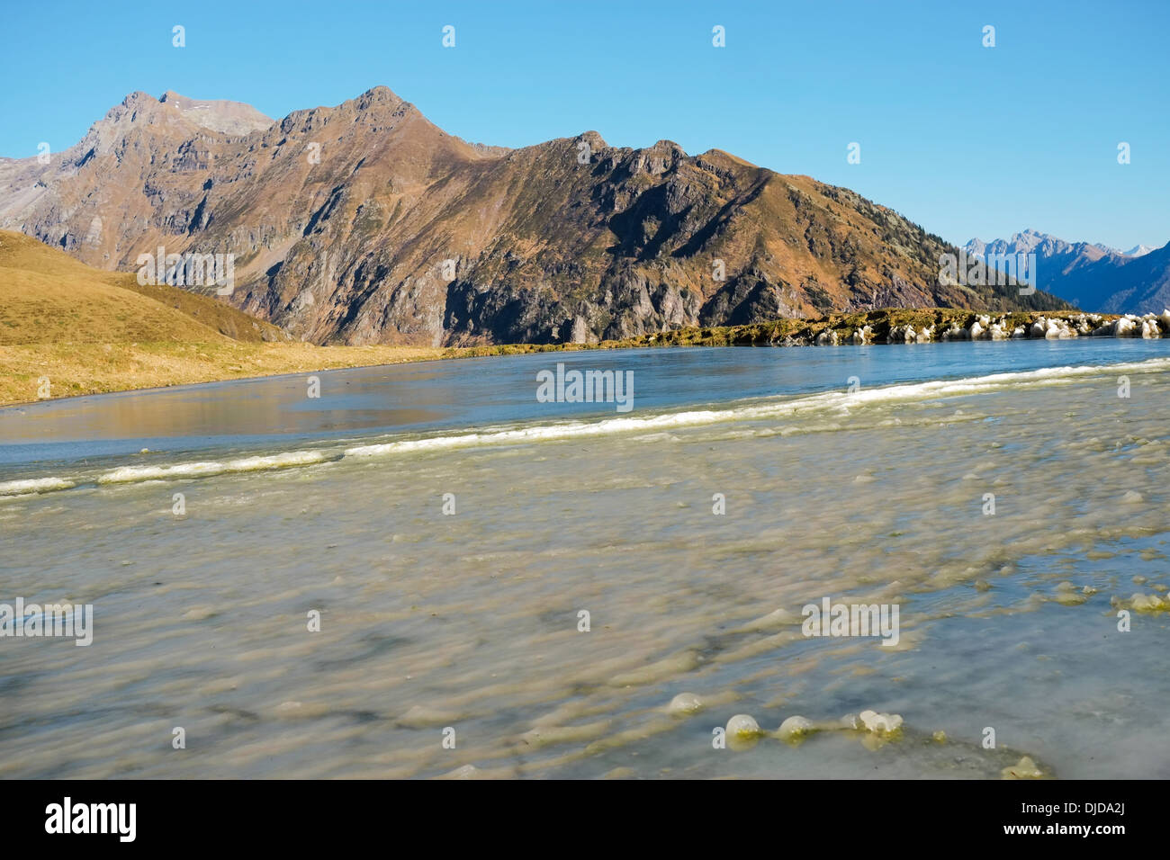 Gefrorenen Bergsee in Val di Scalve, Alpen Montains, Italien Stockfoto