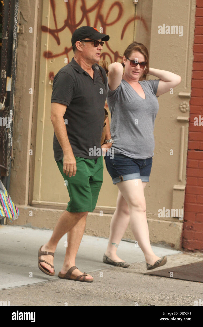 Schauspieler Tom Hanks Gesehen Unterwegs Mit Seinem Sohn Chet Und Tochter Elizabeth Hanks New York City Usa 27 07 12 Stockfotografie Alamy